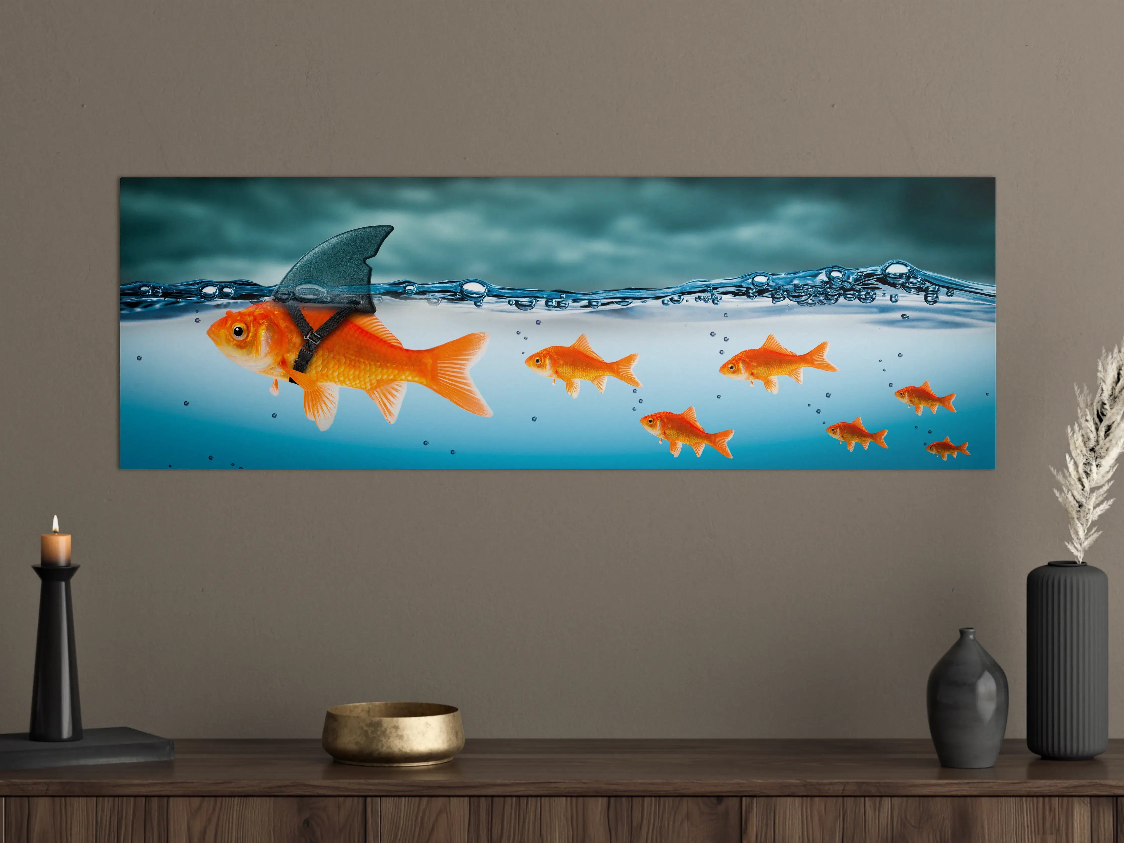 Große Wandbilder - Leuchtende Goldfische im Wasser mit Hai-Flosse