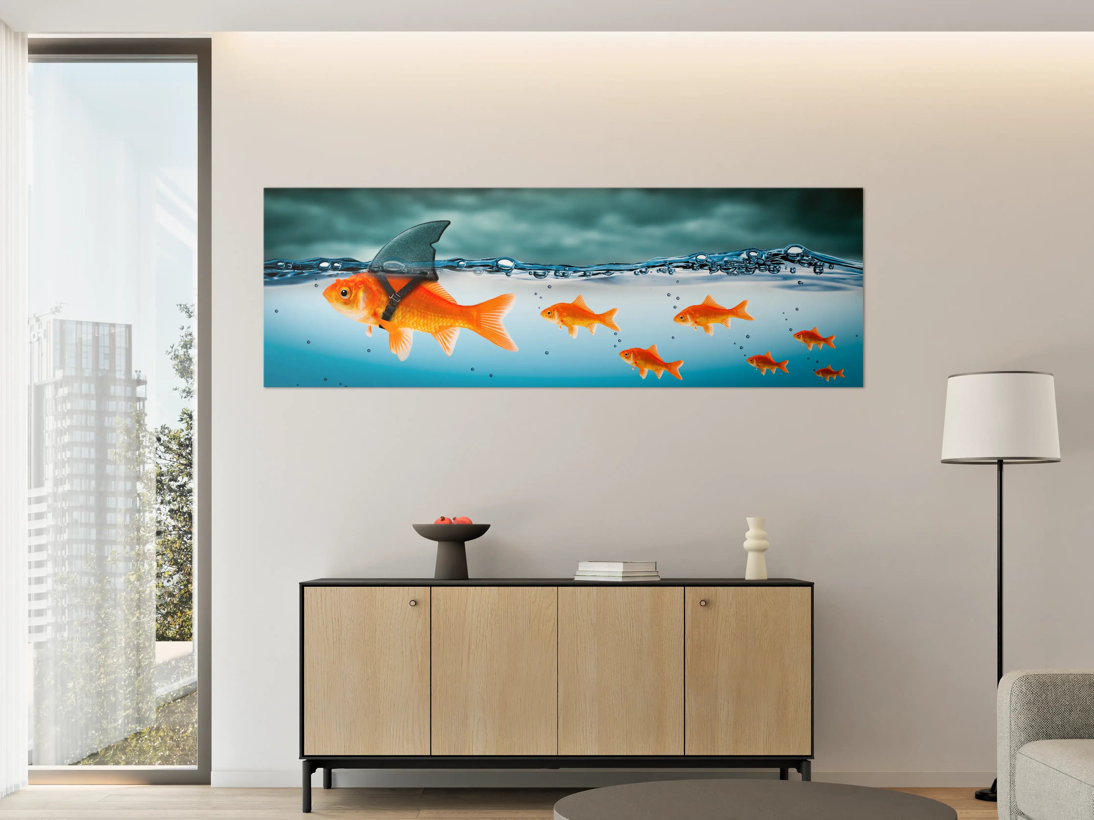 Große Wandbilder - Leuchtende Goldfische im Wasser mit Hai-Flosse