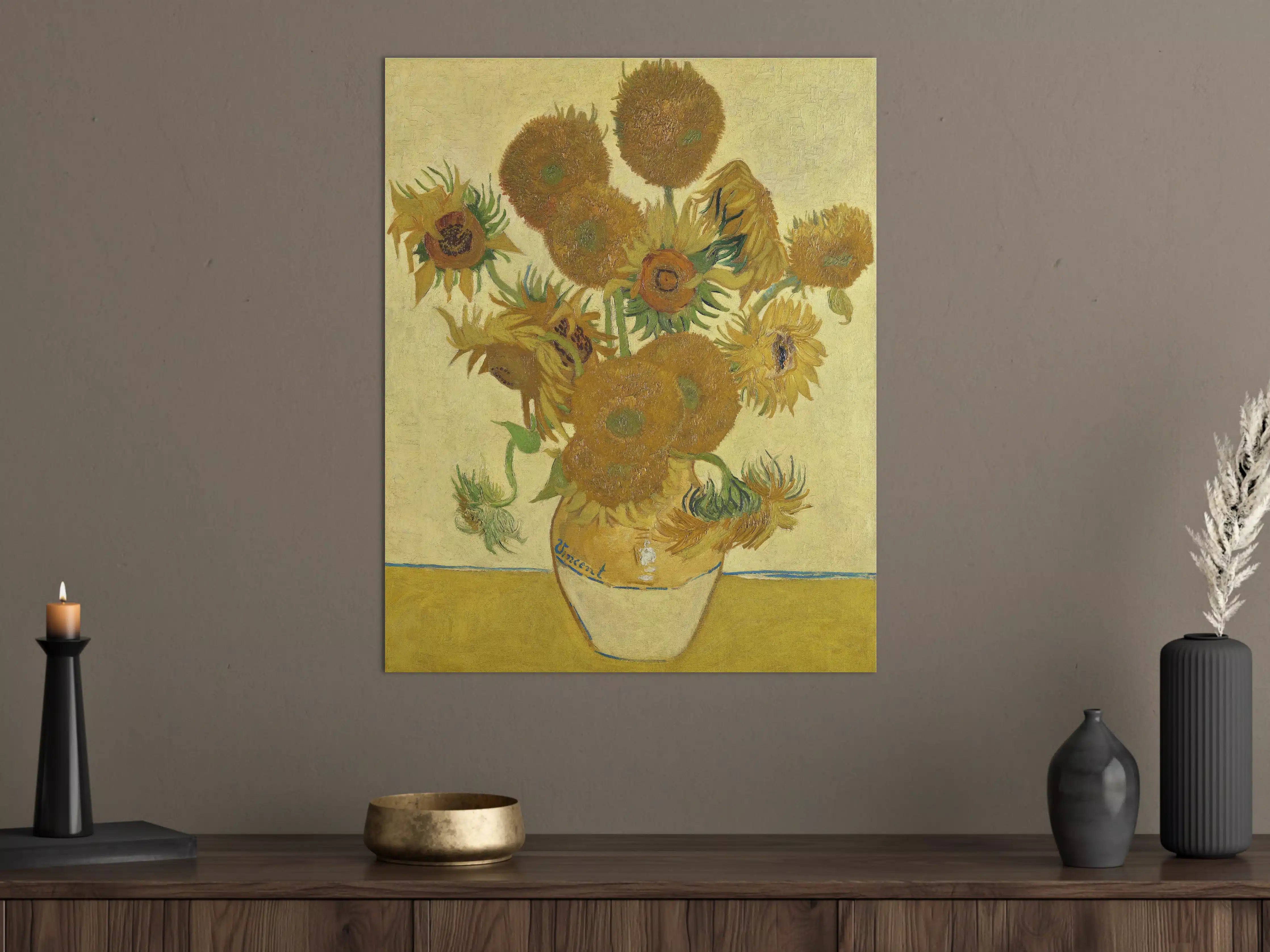 Große Wandbilder - Leuchtendes Sonnenblumenstillleben auf hellgelbem Hintergrund