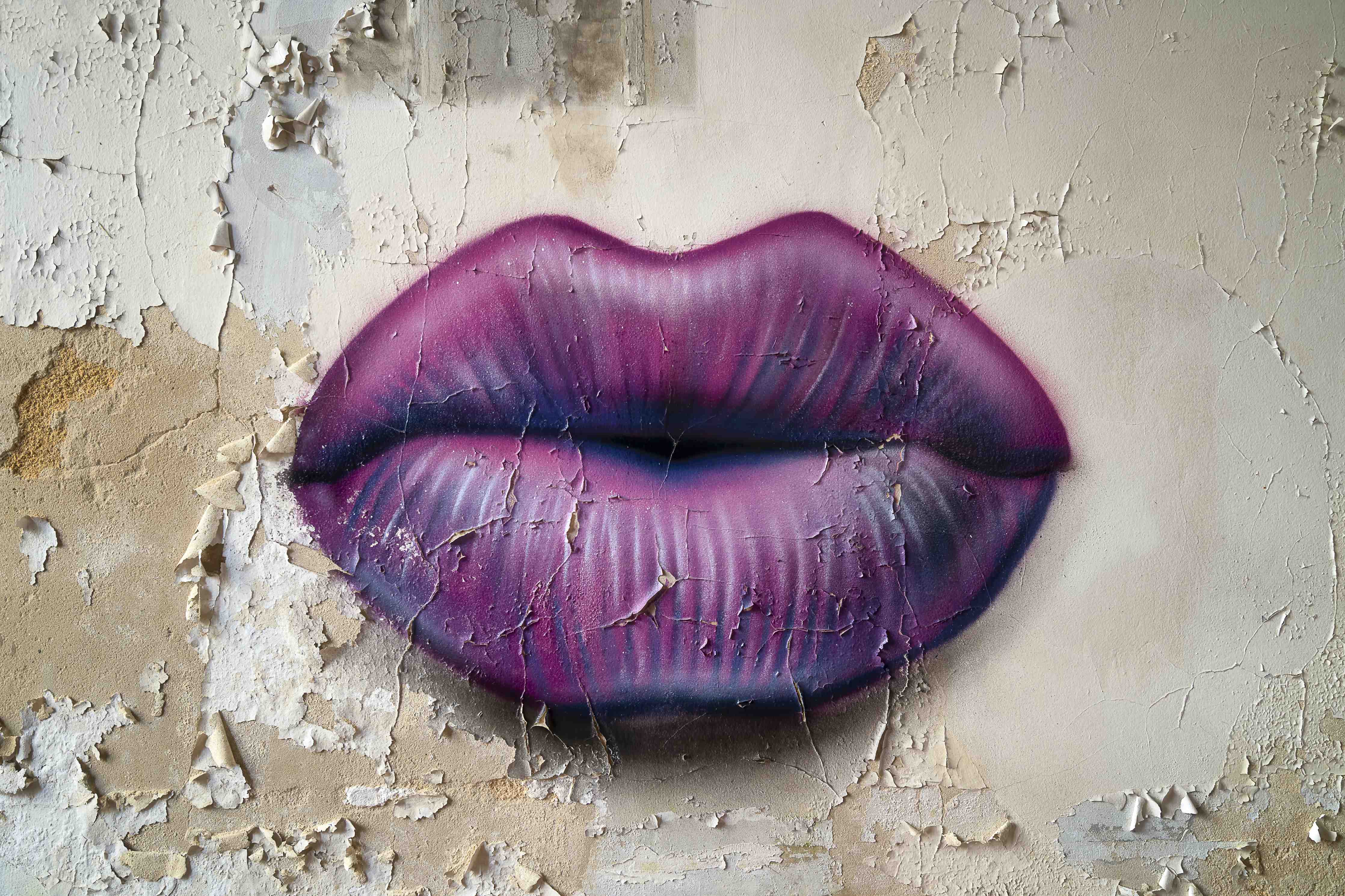 Große Wandbilder-Lippen in Violett auf altem Putzwand
