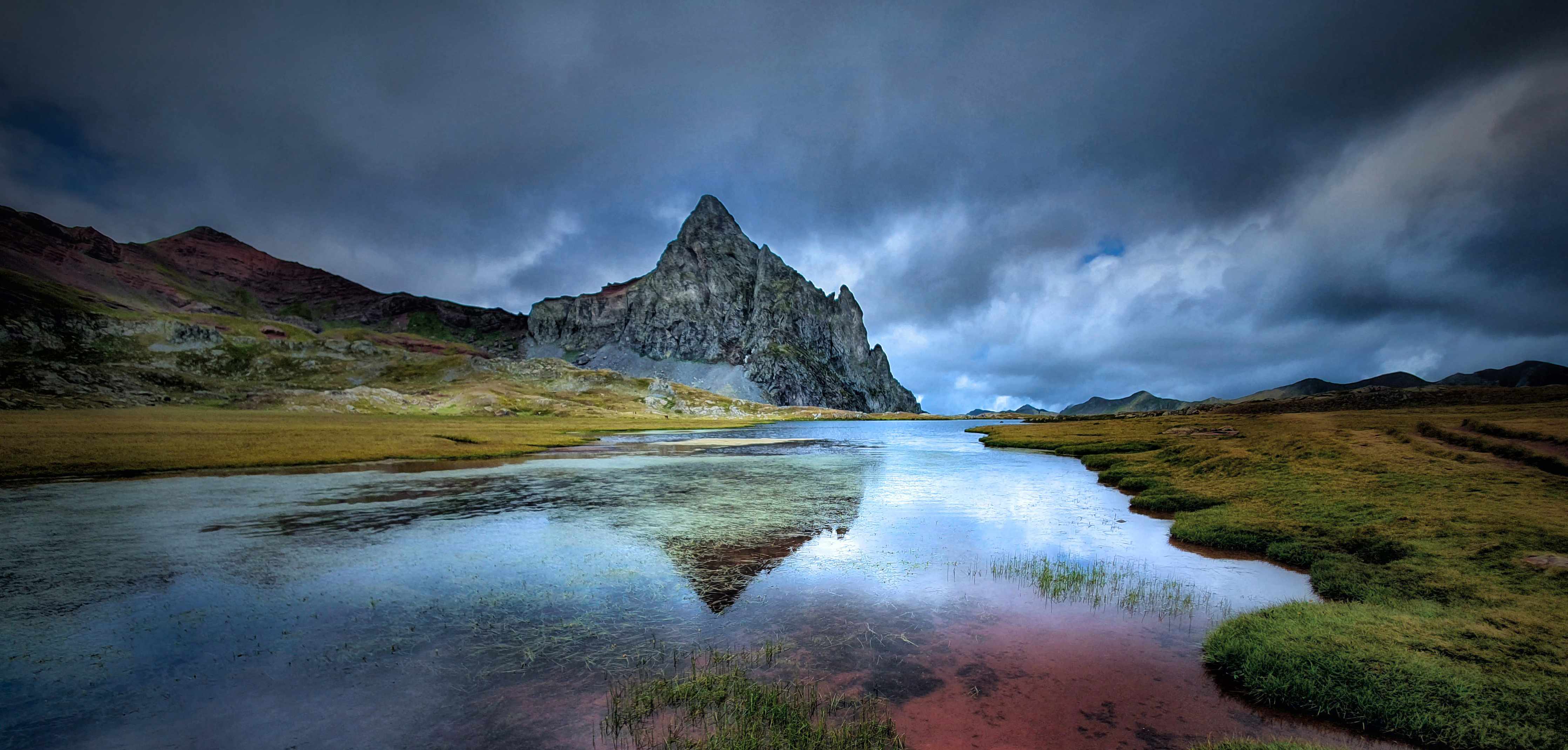 Große Wandbilder-Majestätischer Berg mit spiegelnder Seenlandschaft