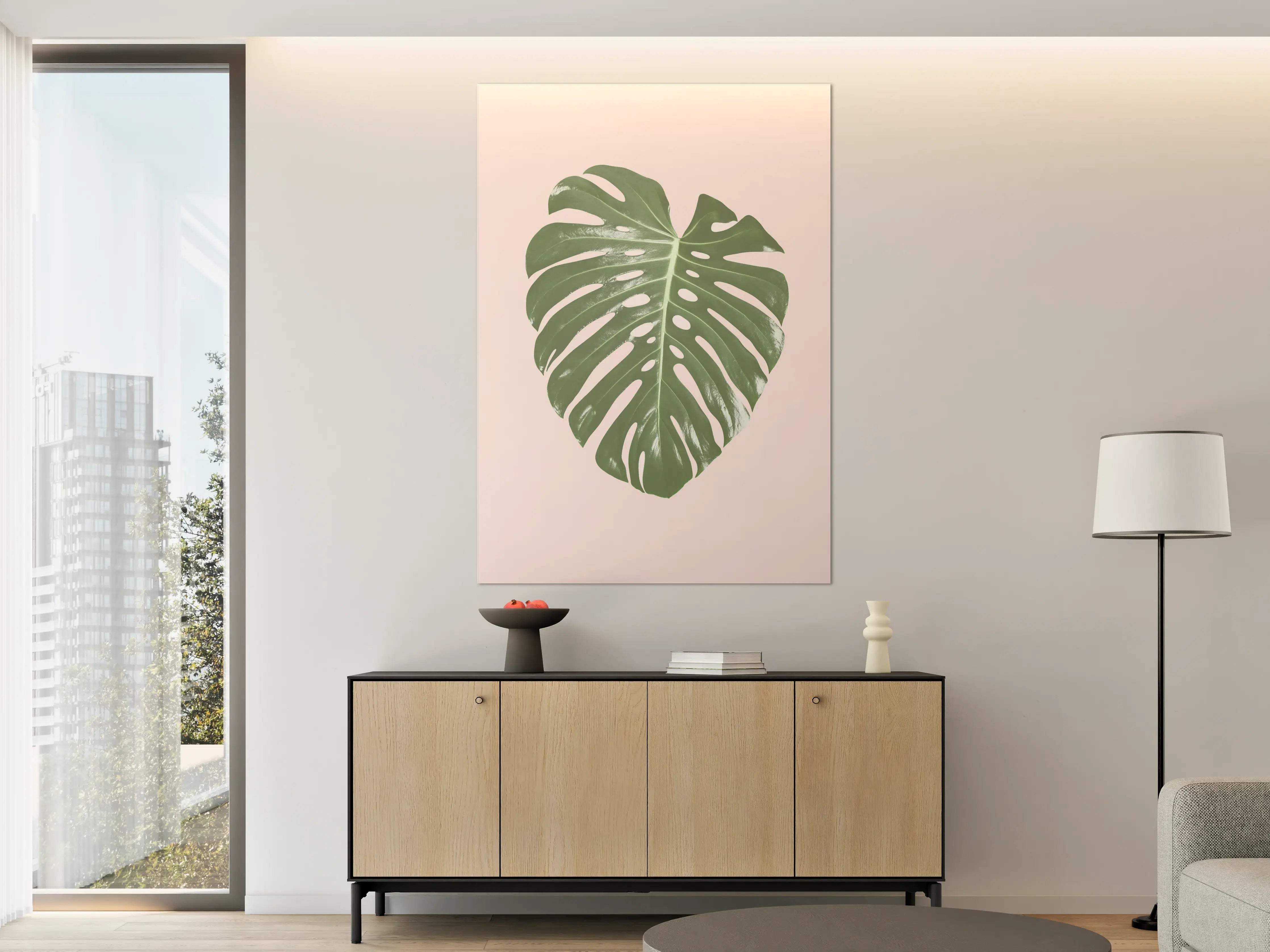Große Wandbilder - Monstera-Blatt auf pastellfarbenem Hintergrund