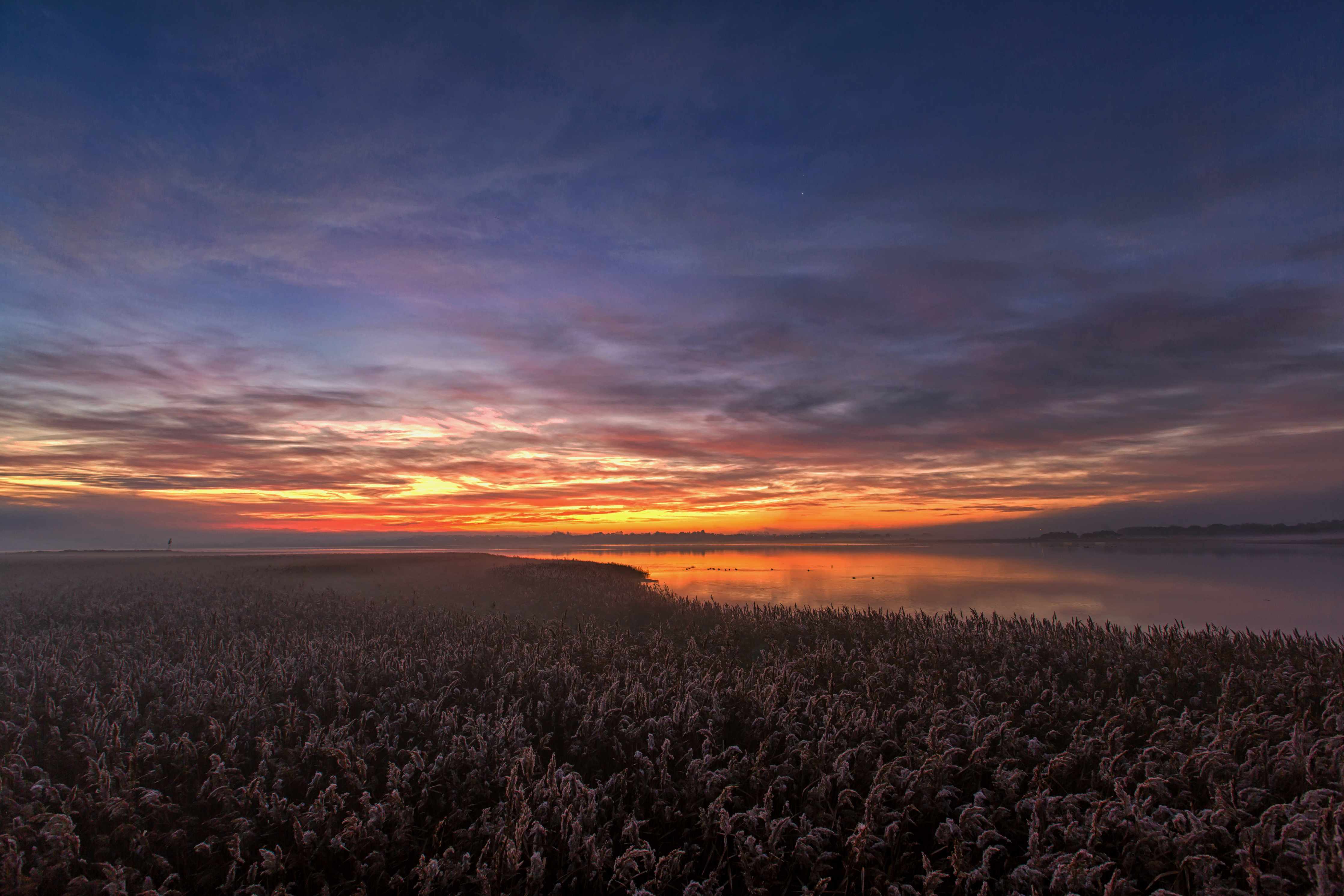 Große Wandbilder-Morgenstimmung am Wasser mit dunklen Wolken