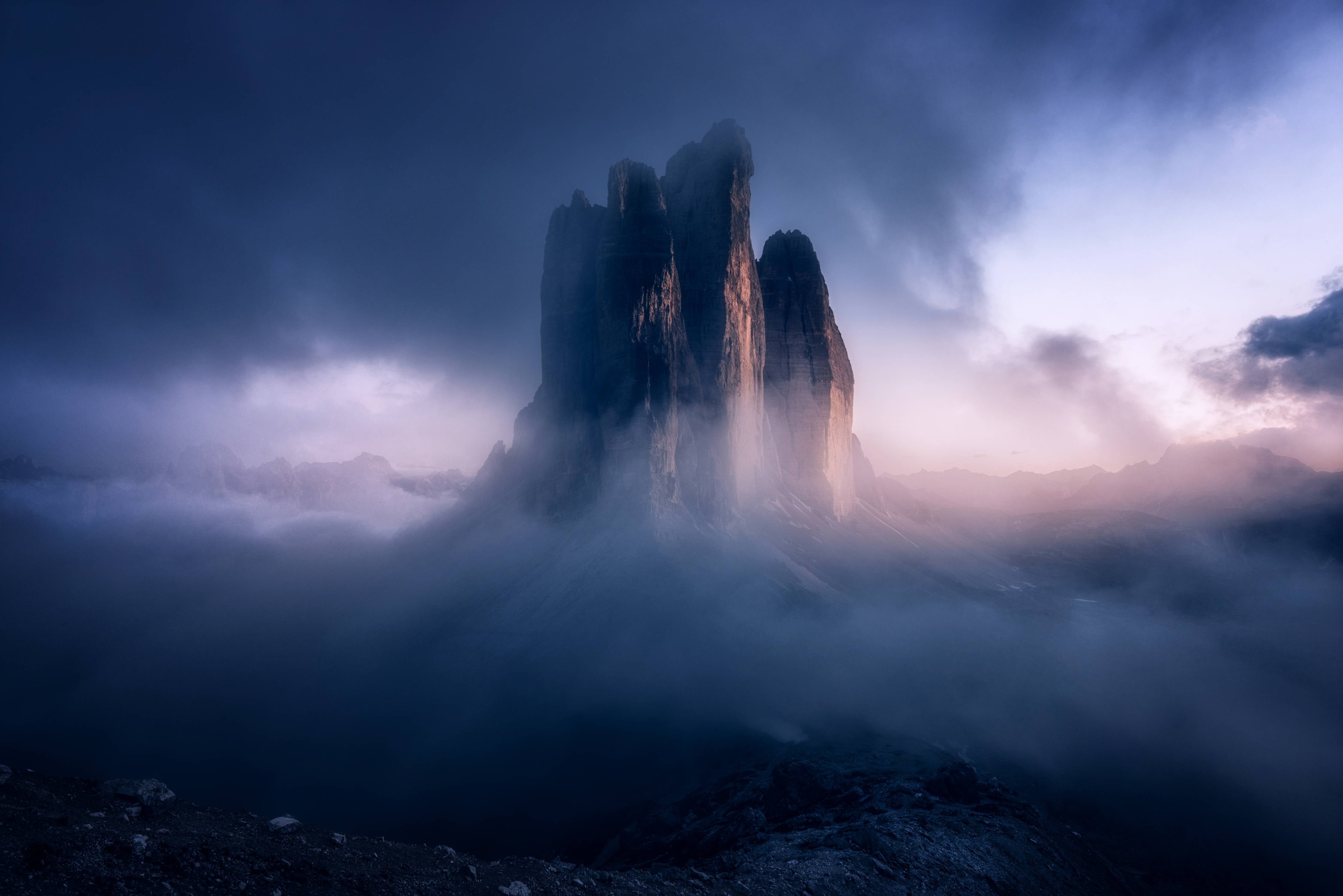 Große Wandbilder-Mystische Berggipfel im Nebel