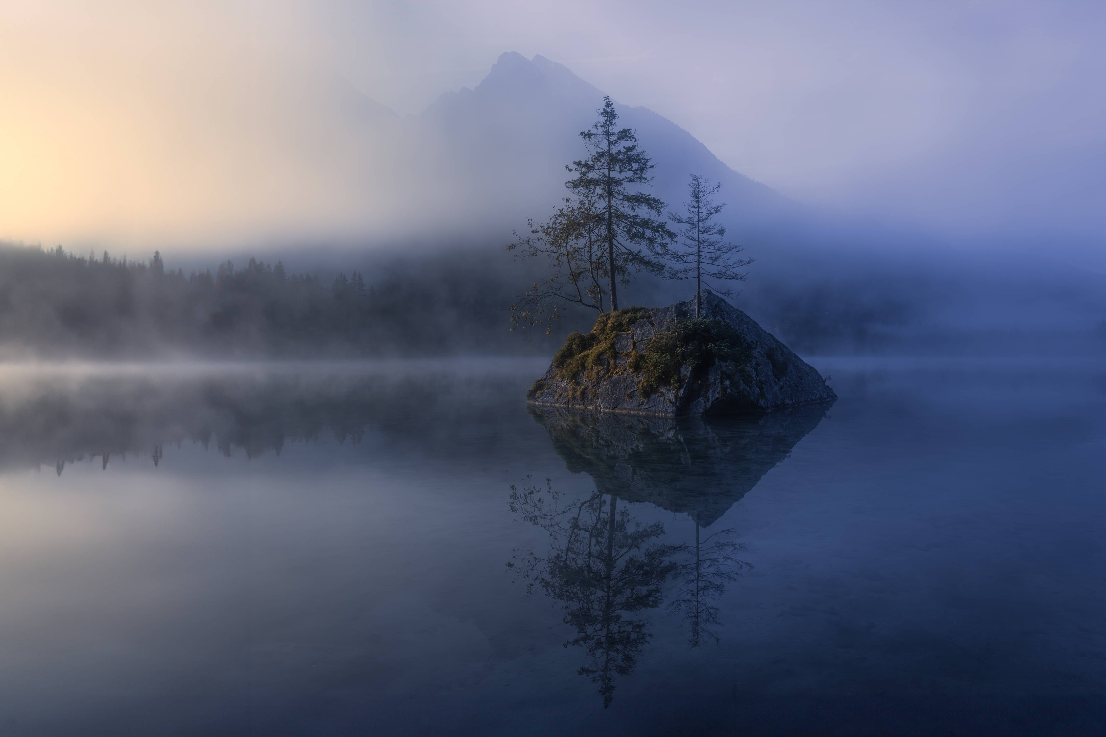 Große Wandbilder-Mystischer Bergsee mit Nebel und Insel