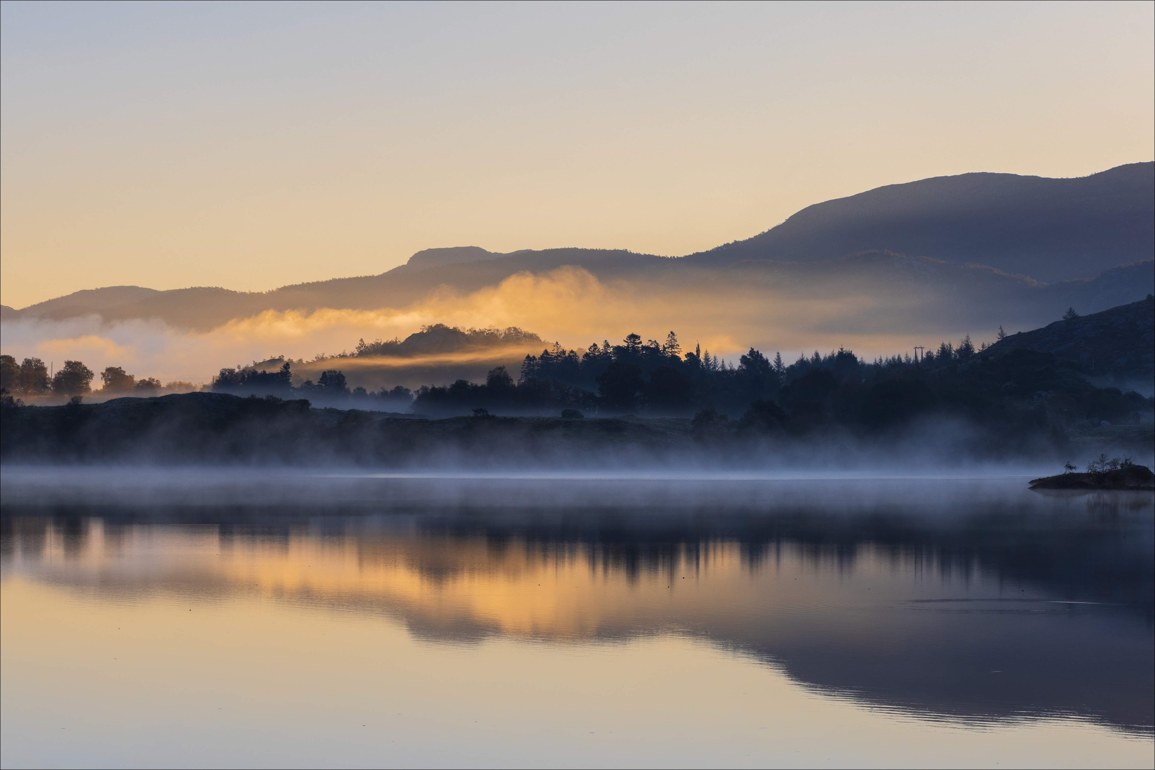 Große Wandbilder-Nebellandschaft am See bei Sonnenaufgang