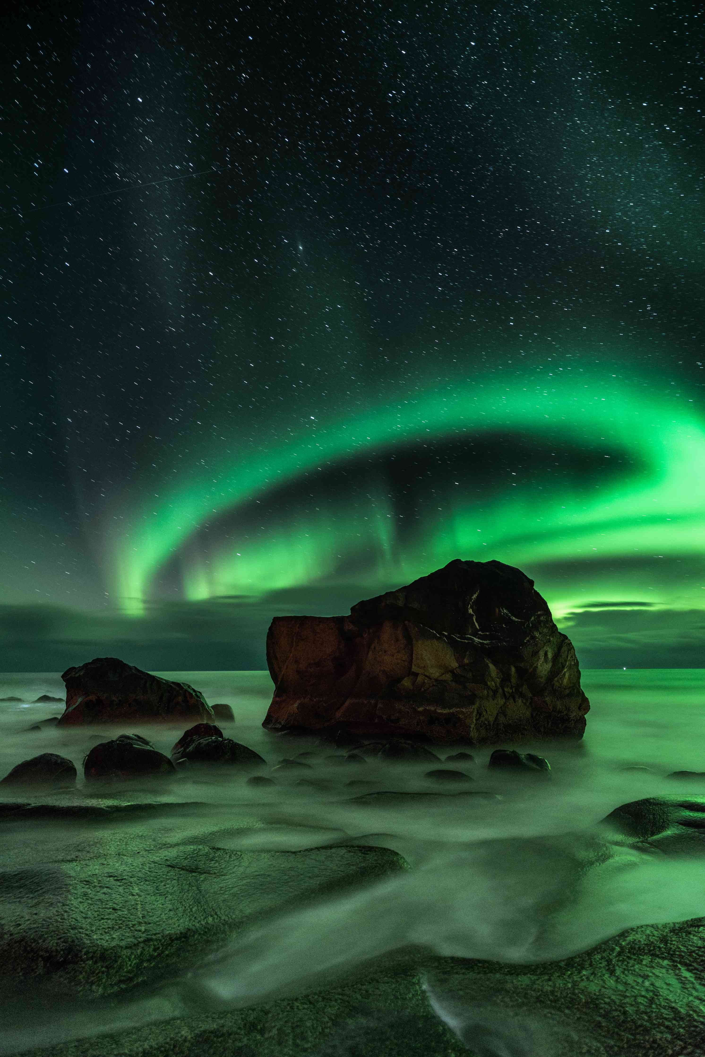 Große Wandbilder-Nordlichter über Felsen am Meer