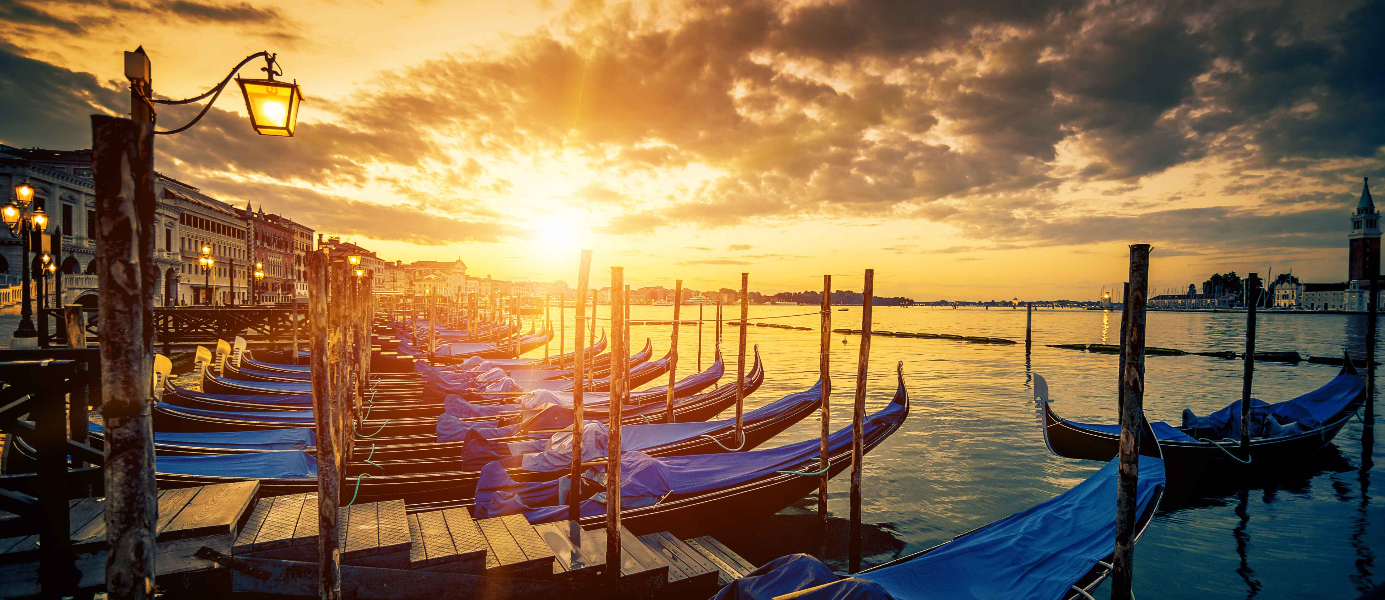 Große Wandbilder-Romantischer Sonnenuntergang am Wasser mit Gondeln