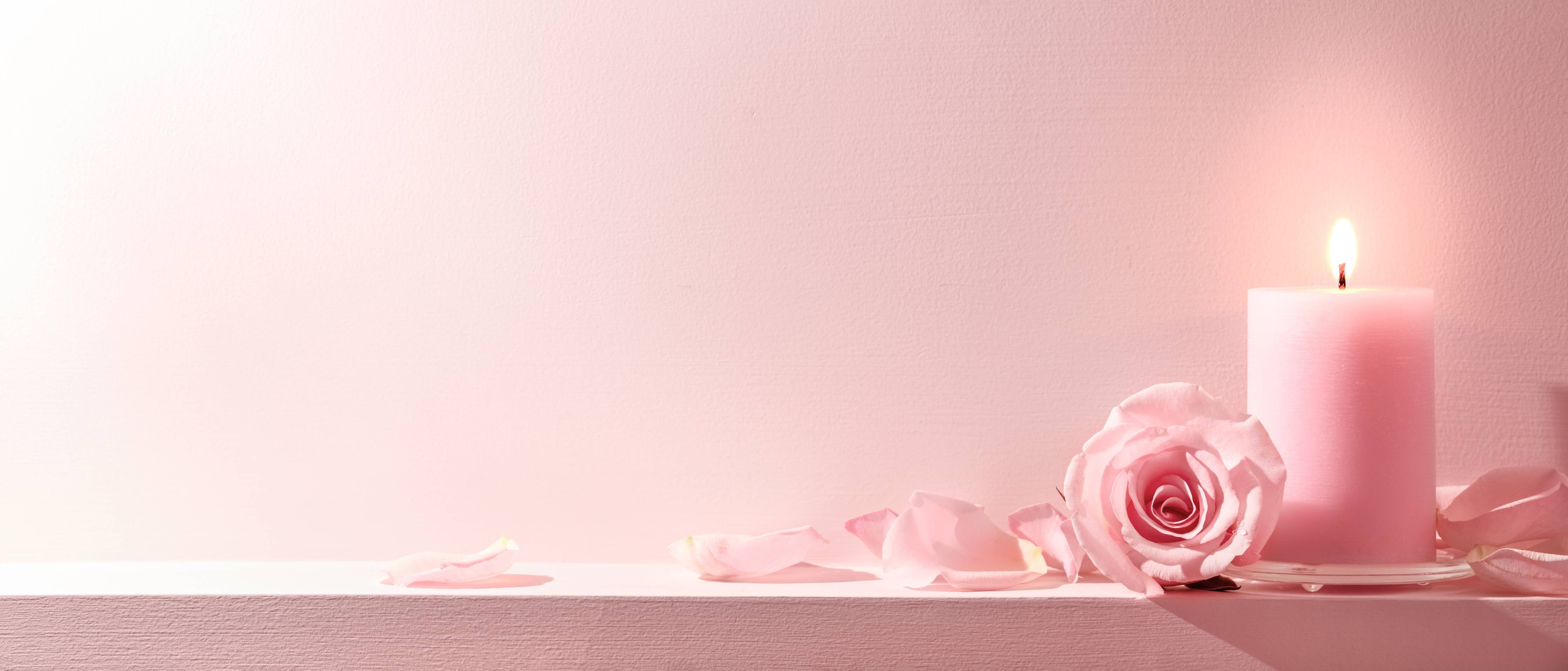 Große Wandbilder-Rosa Rosen und Kerze auf einem rosa Hintergrund