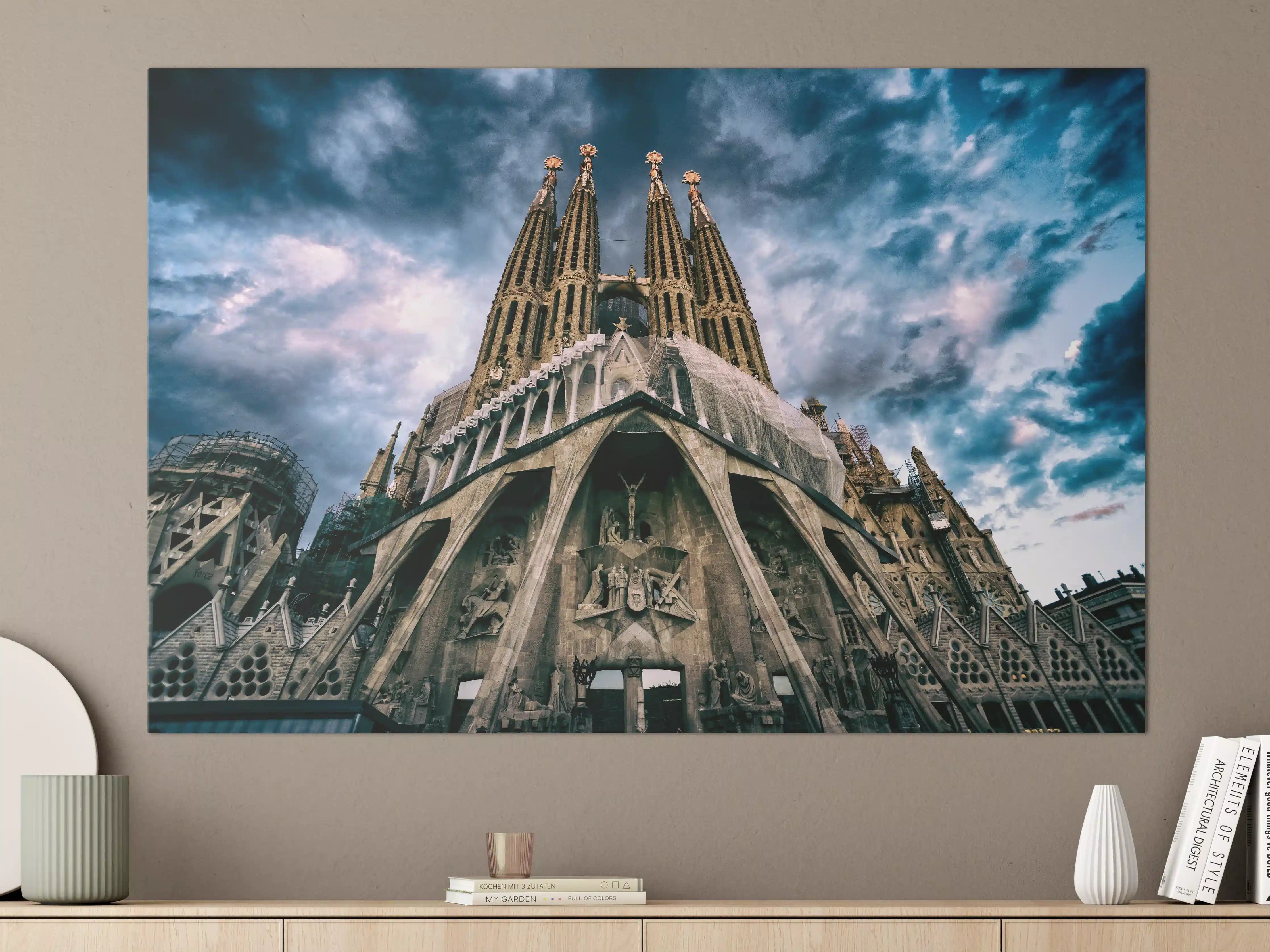 Große Wandbilder - Sagrada Família in Barcelona bei dramatischem Himmel
