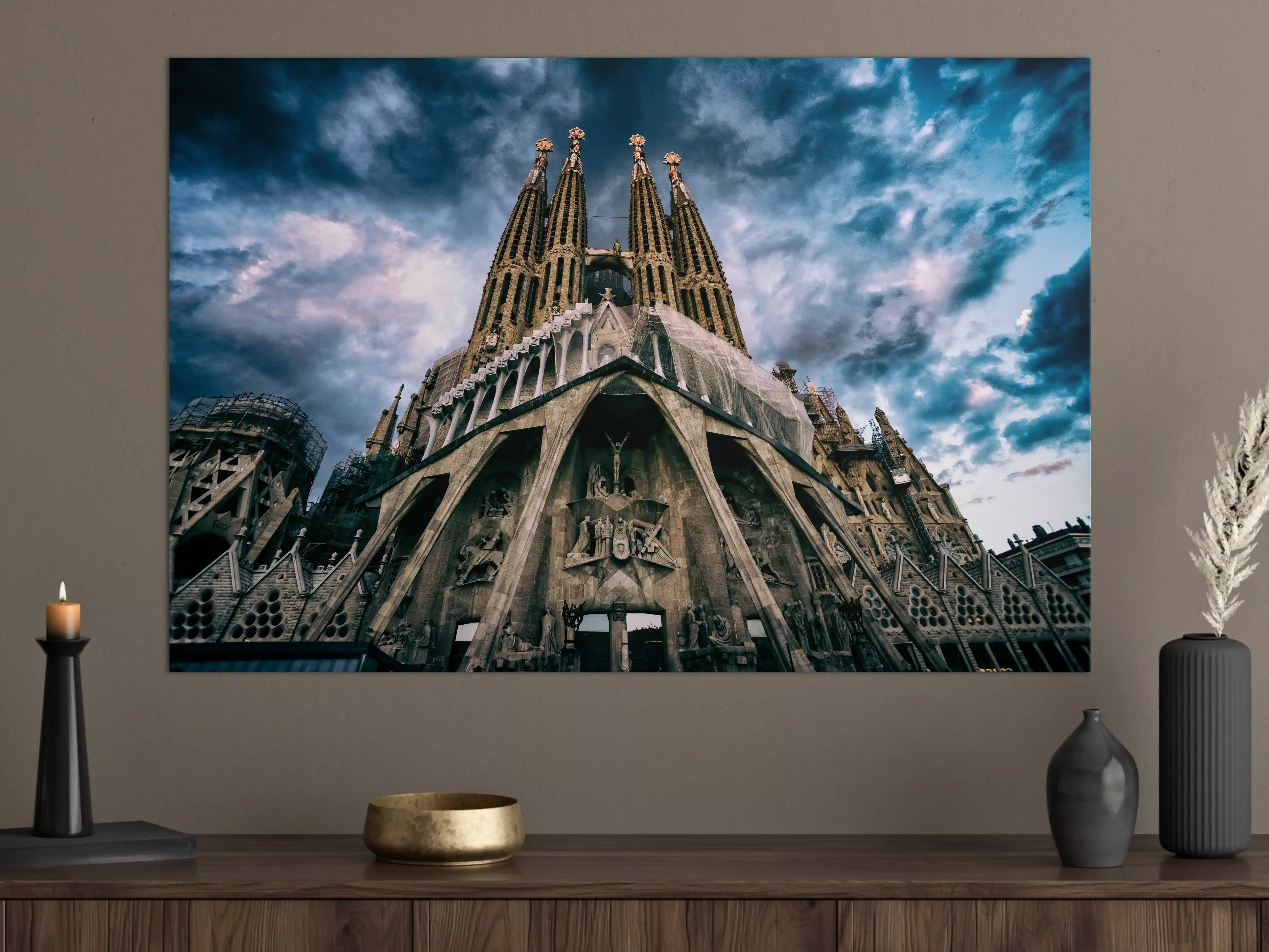 Große Wandbilder - Sagrada Família in Barcelona bei dramatischem Himmel