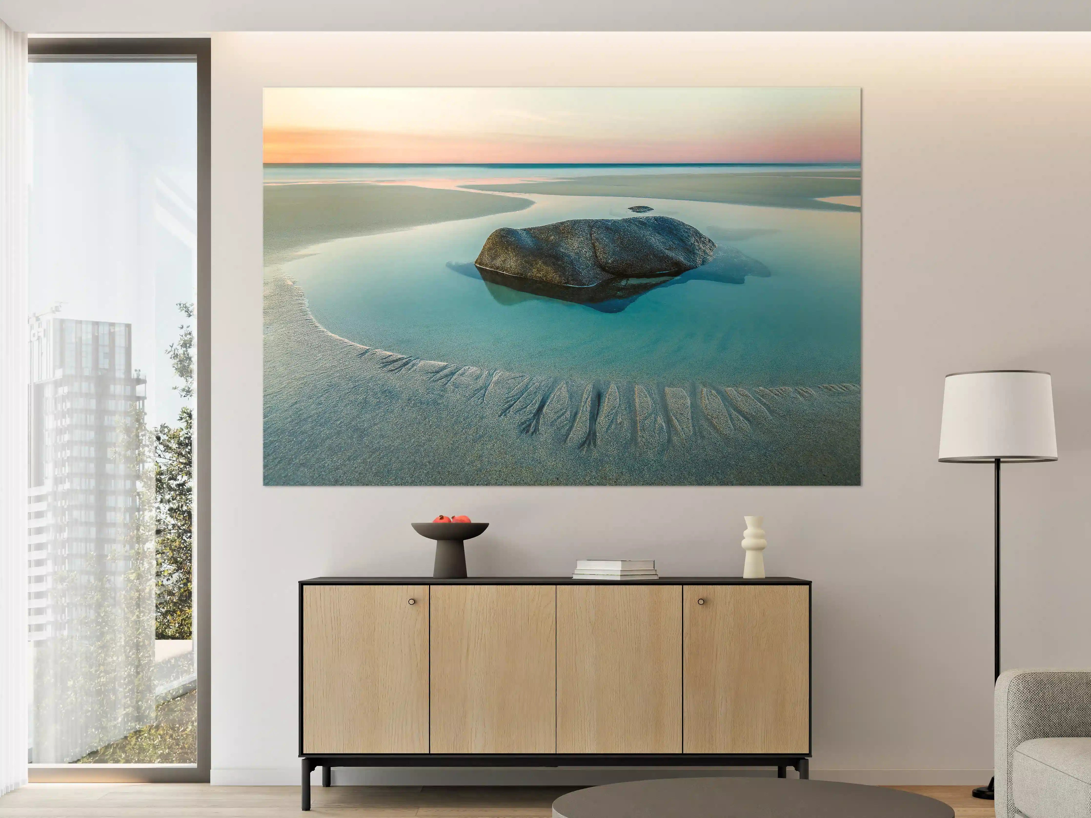 Große Wandbilder - Sanfte Küstenlandschaft mit ruhigem Wasser und Felsen am Strand