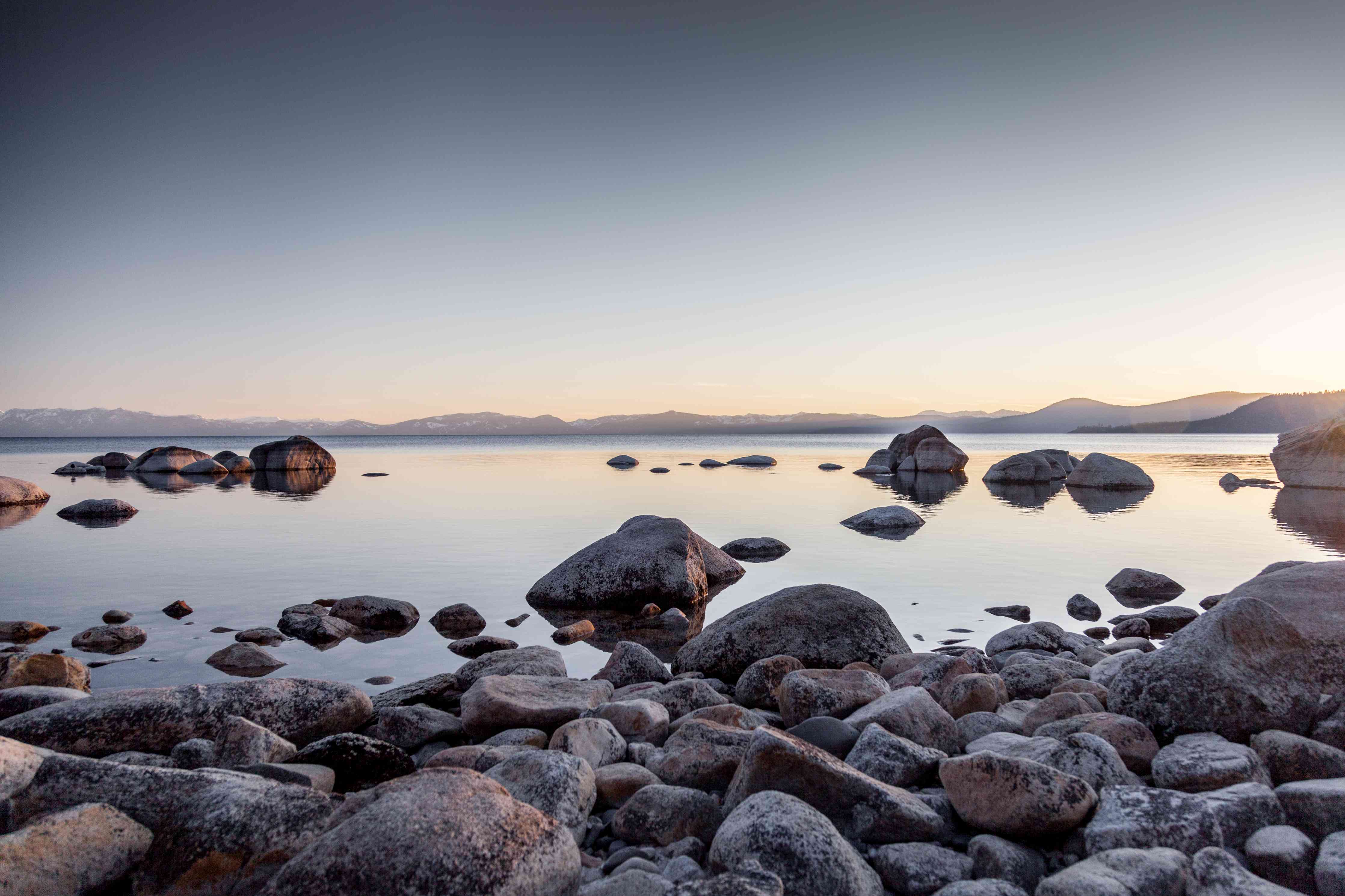 Große Wandbilder-Sanfte Seenlandschaft bei Sonnenuntergang