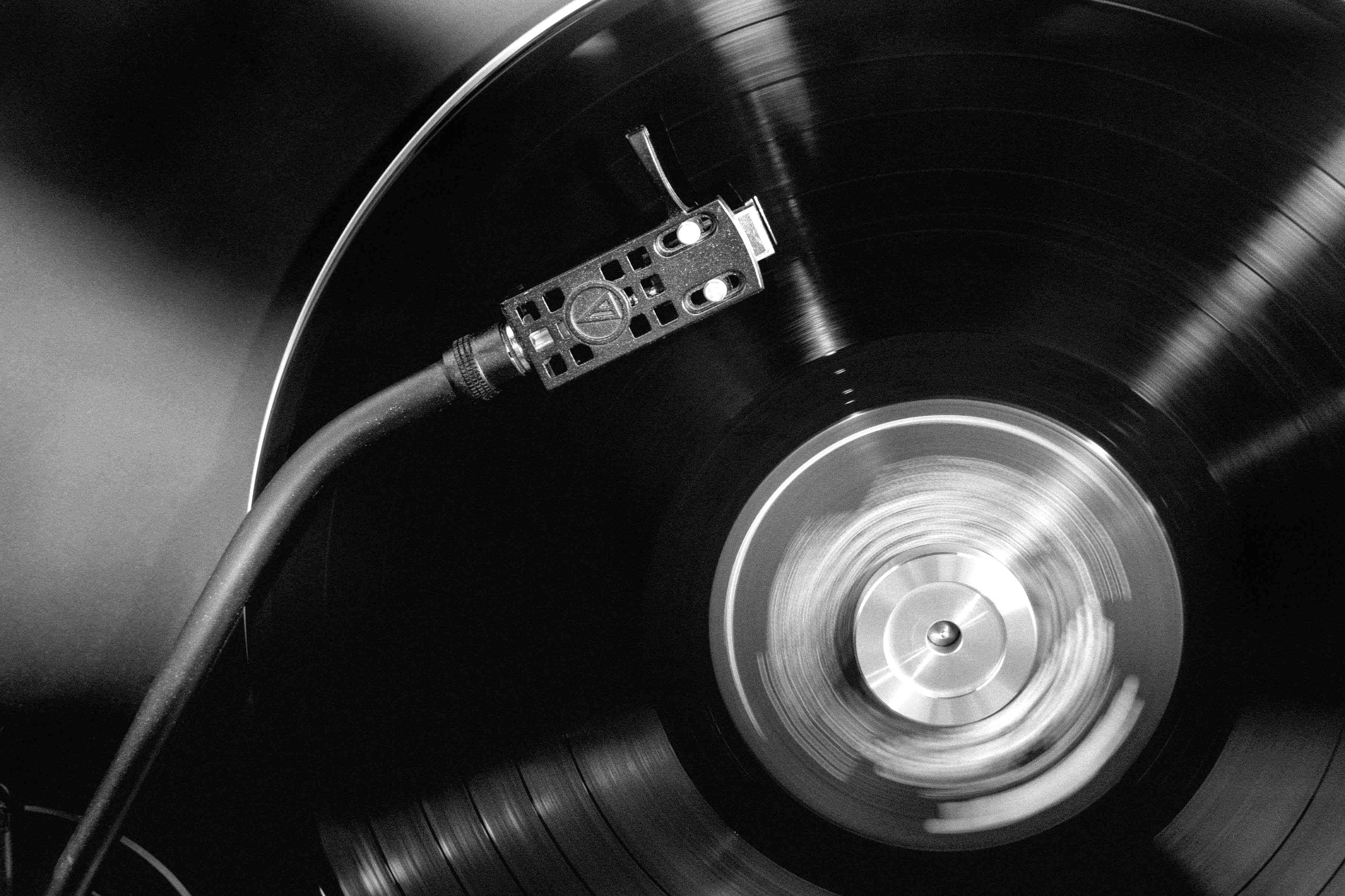 Große Wandbilder-Schallplatte und Plattenspieler in Schwarz-Weiß