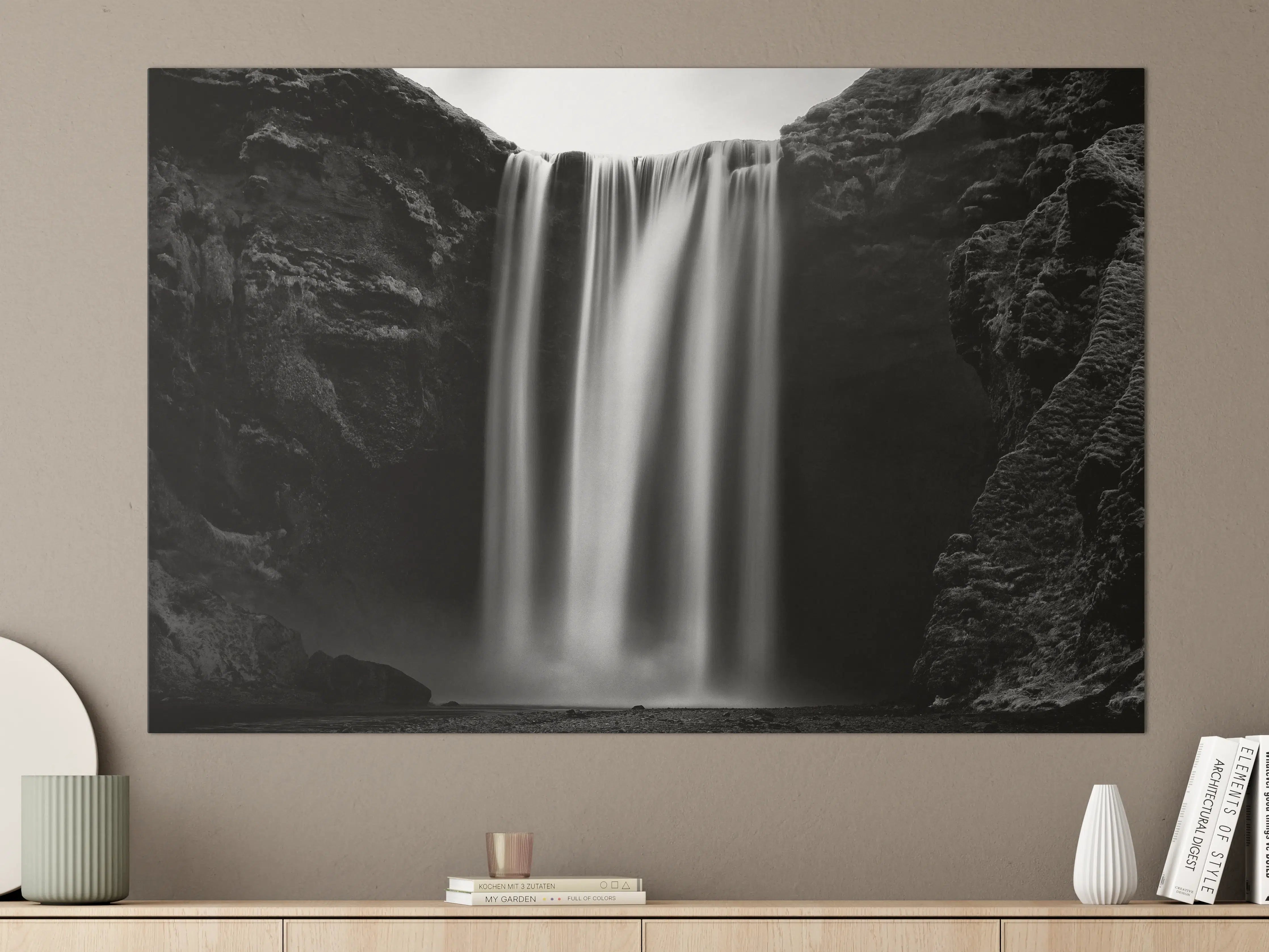 Große Wandbilder - Schwarz-Weiß-Wasserfall in dramatischer Landschaft