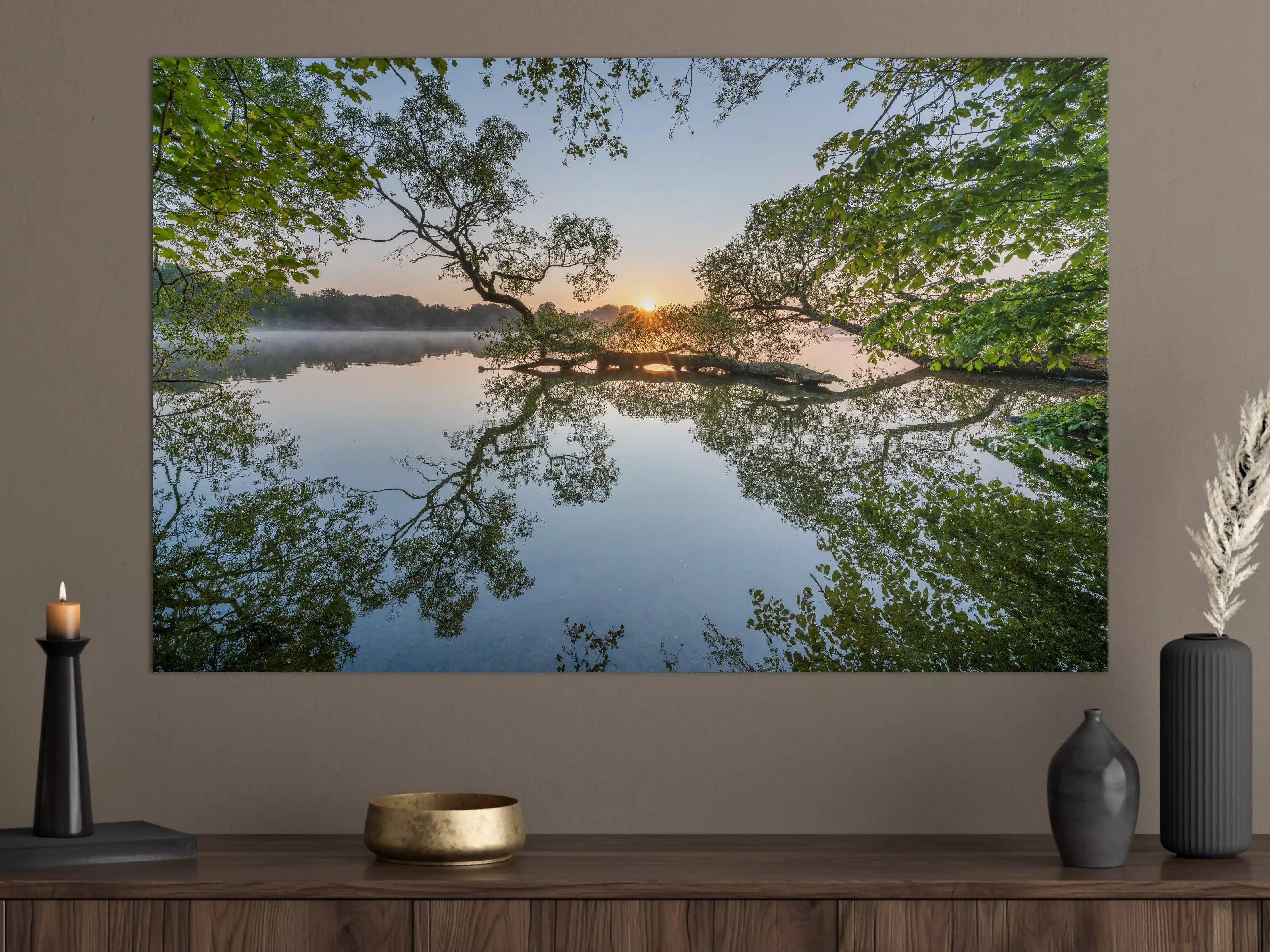Große Wandbilder - Sonnenaufgang über dem ruhigen Fluss mit Baumreflexionen