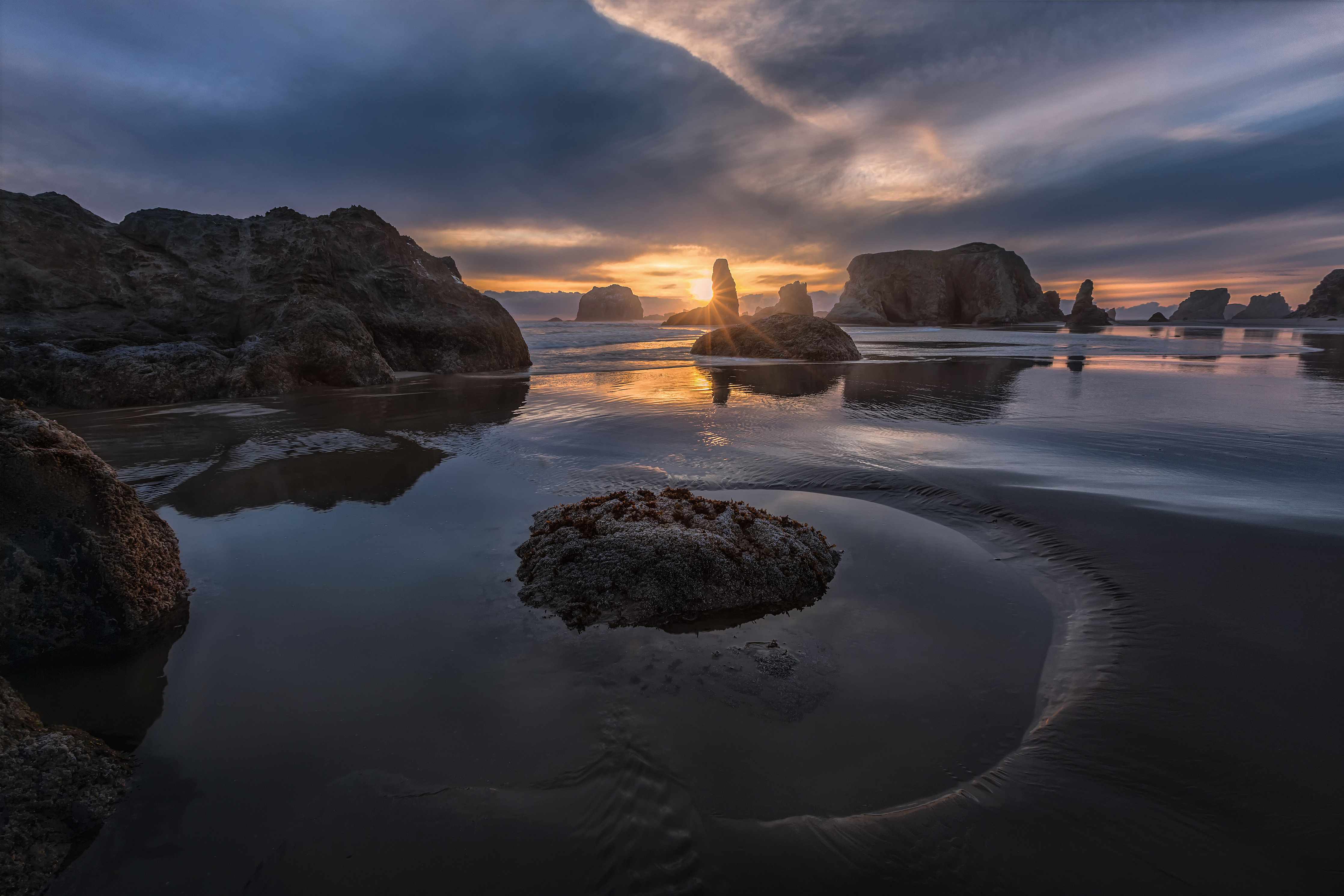 Große Wandbilder-Sonnenuntergang am ruhigen Strand mit Felsen