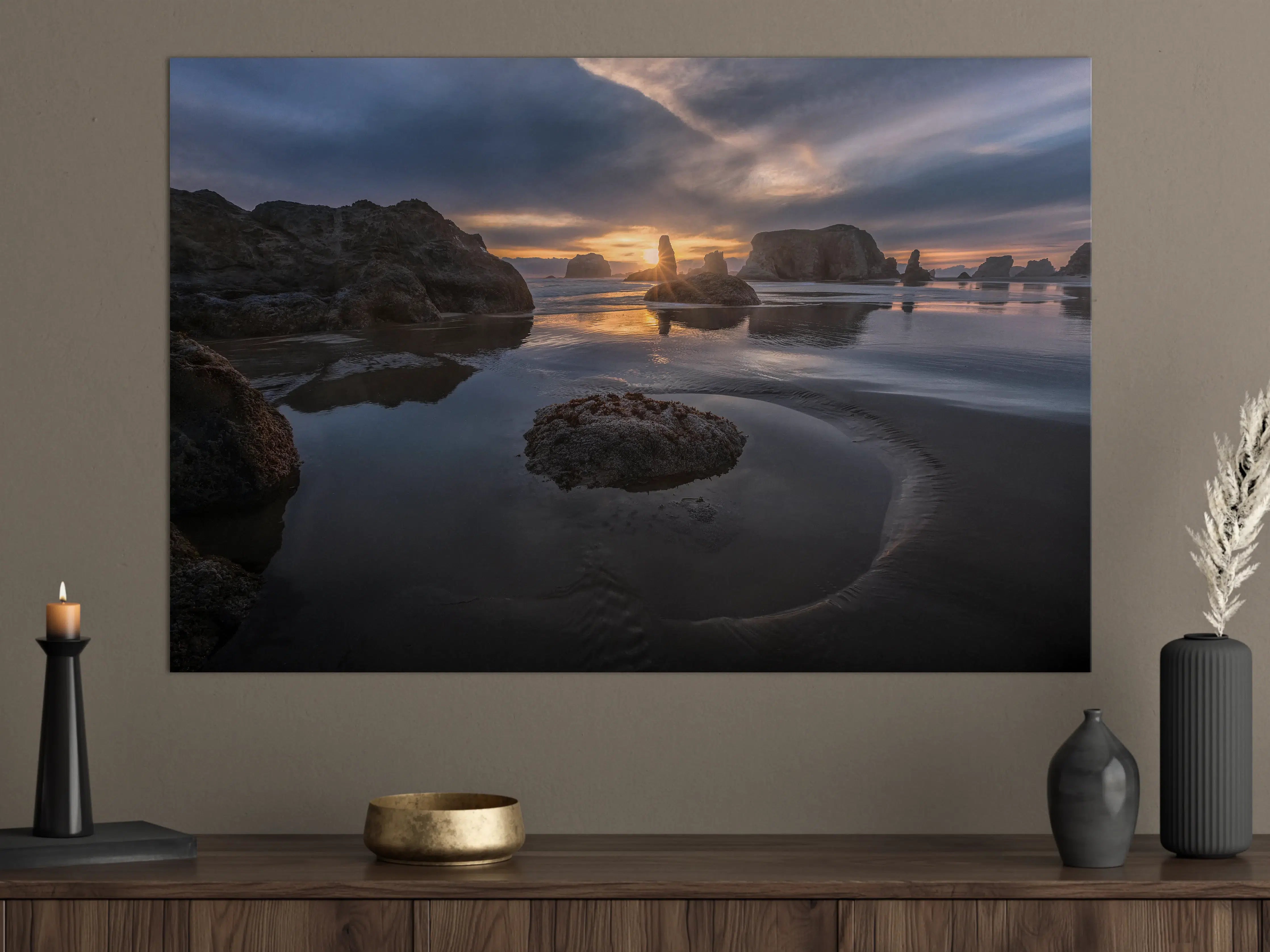 Große Wandbilder - Sonnenuntergang am ruhigen Strand mit Felsen