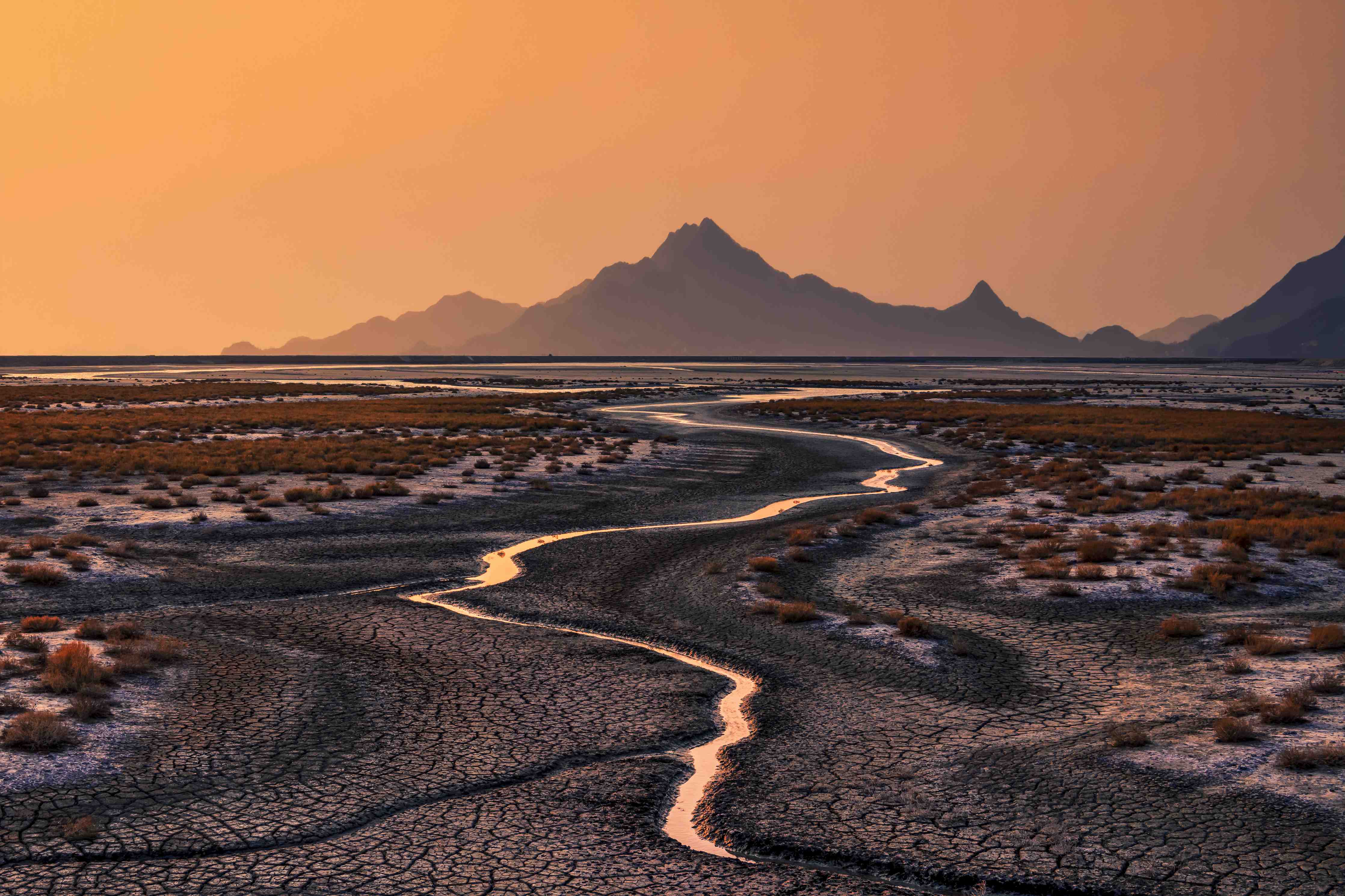Große Wandbilder-Sonnenuntergang in der Wüstenlandschaft mit Bergkette