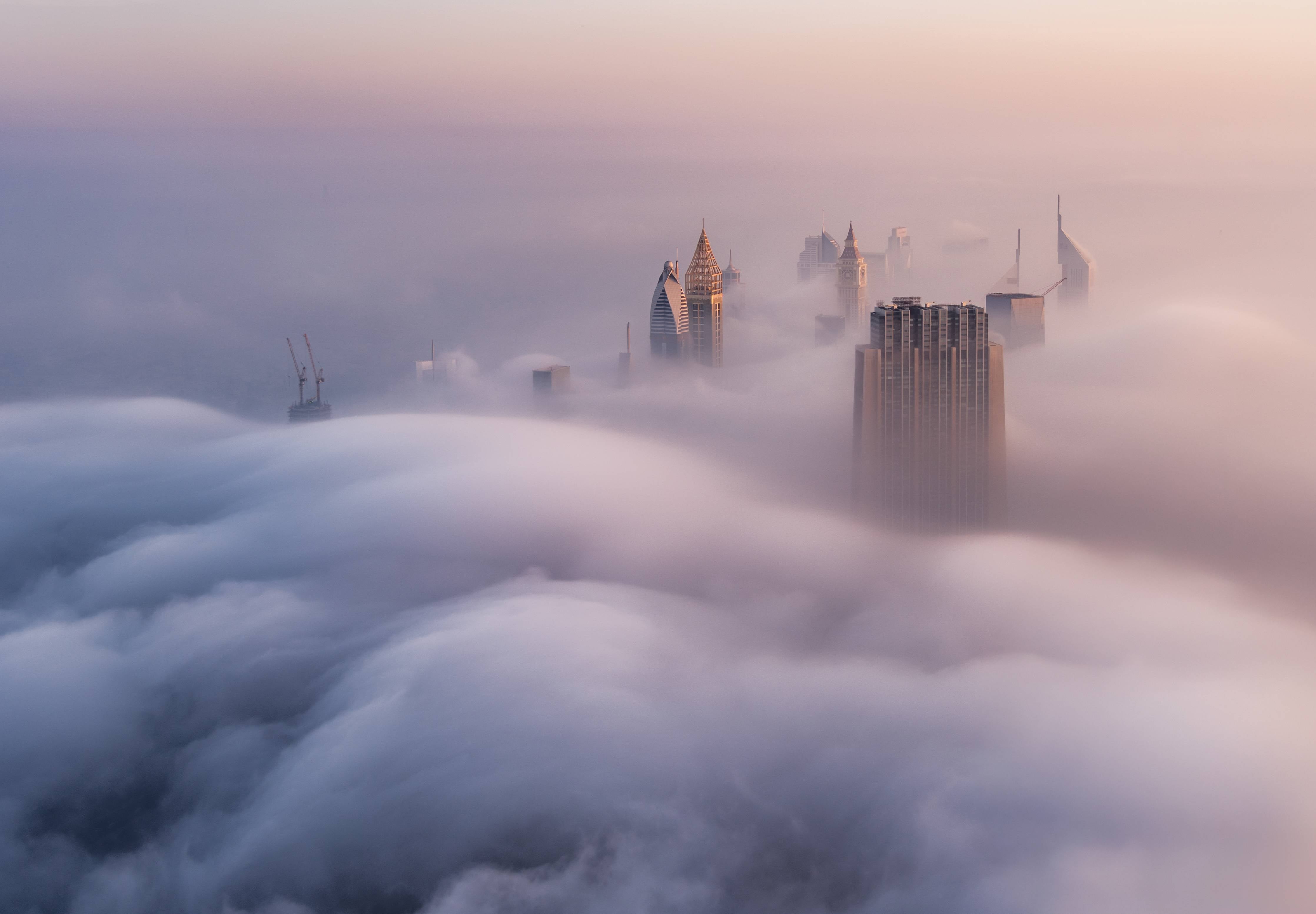 Große Wandbilder-Stadt im Nebel bei Sonnenaufgang