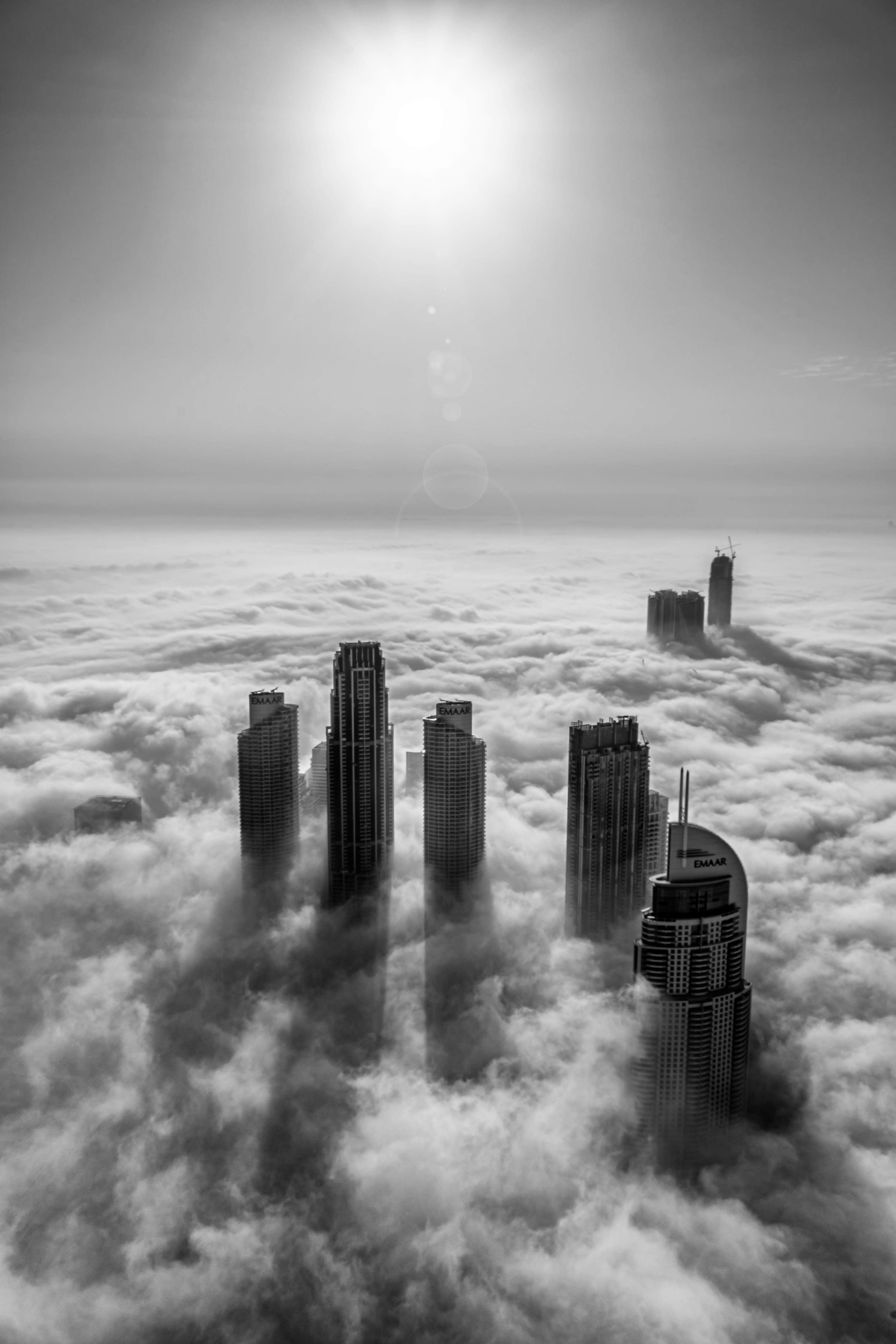 Große Wandbilder-Stadt in Wolken Schwarz-Weiß