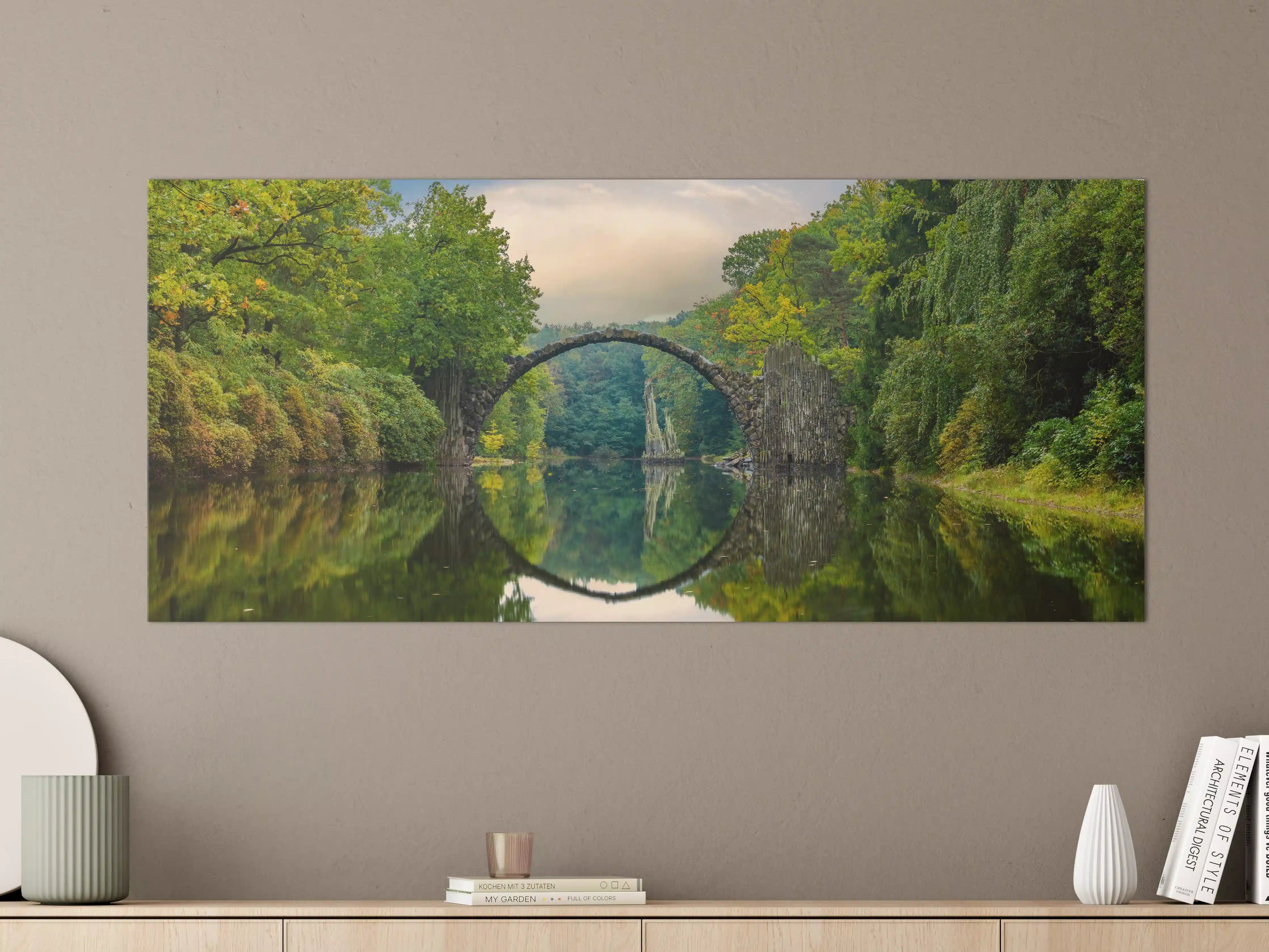 Große Wandbilder - Steinbrücke über Fluss im Wald