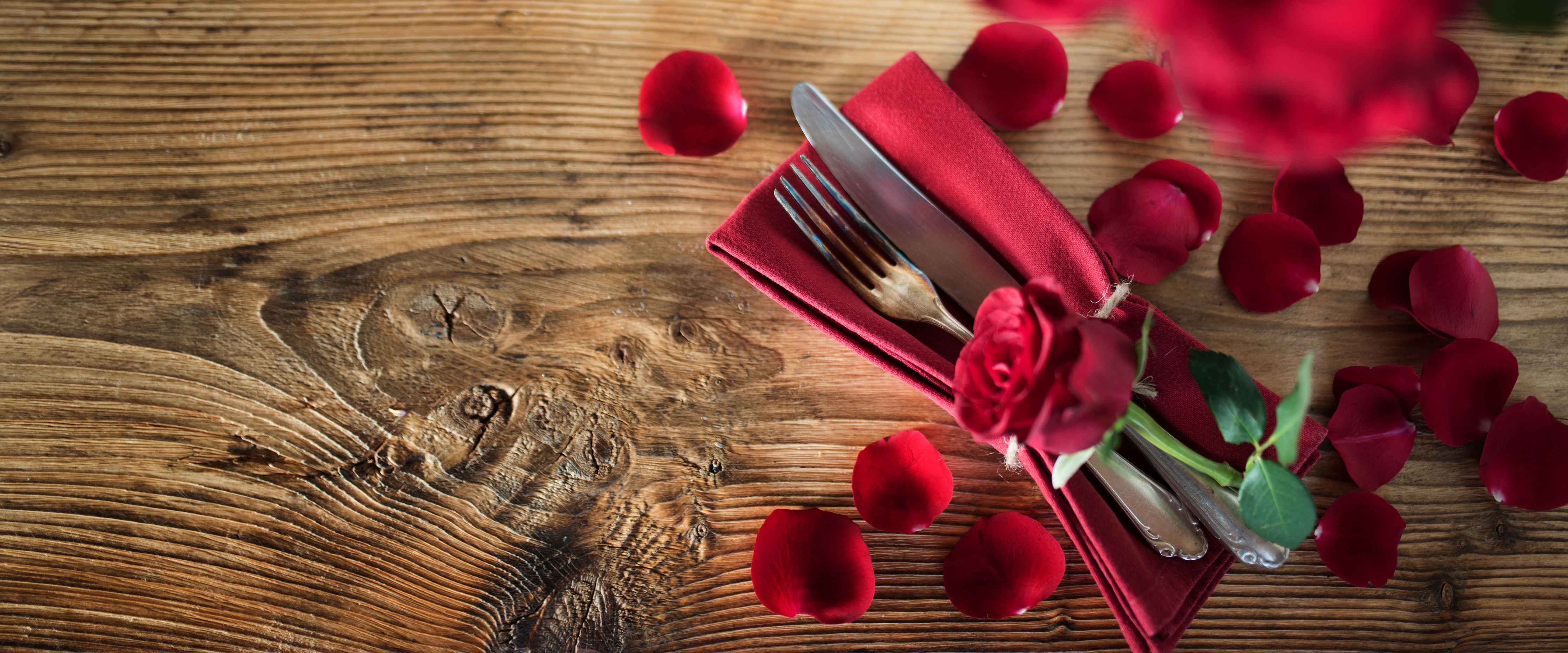 Große Wandbilder-Tischdekoration mit roten Rosen