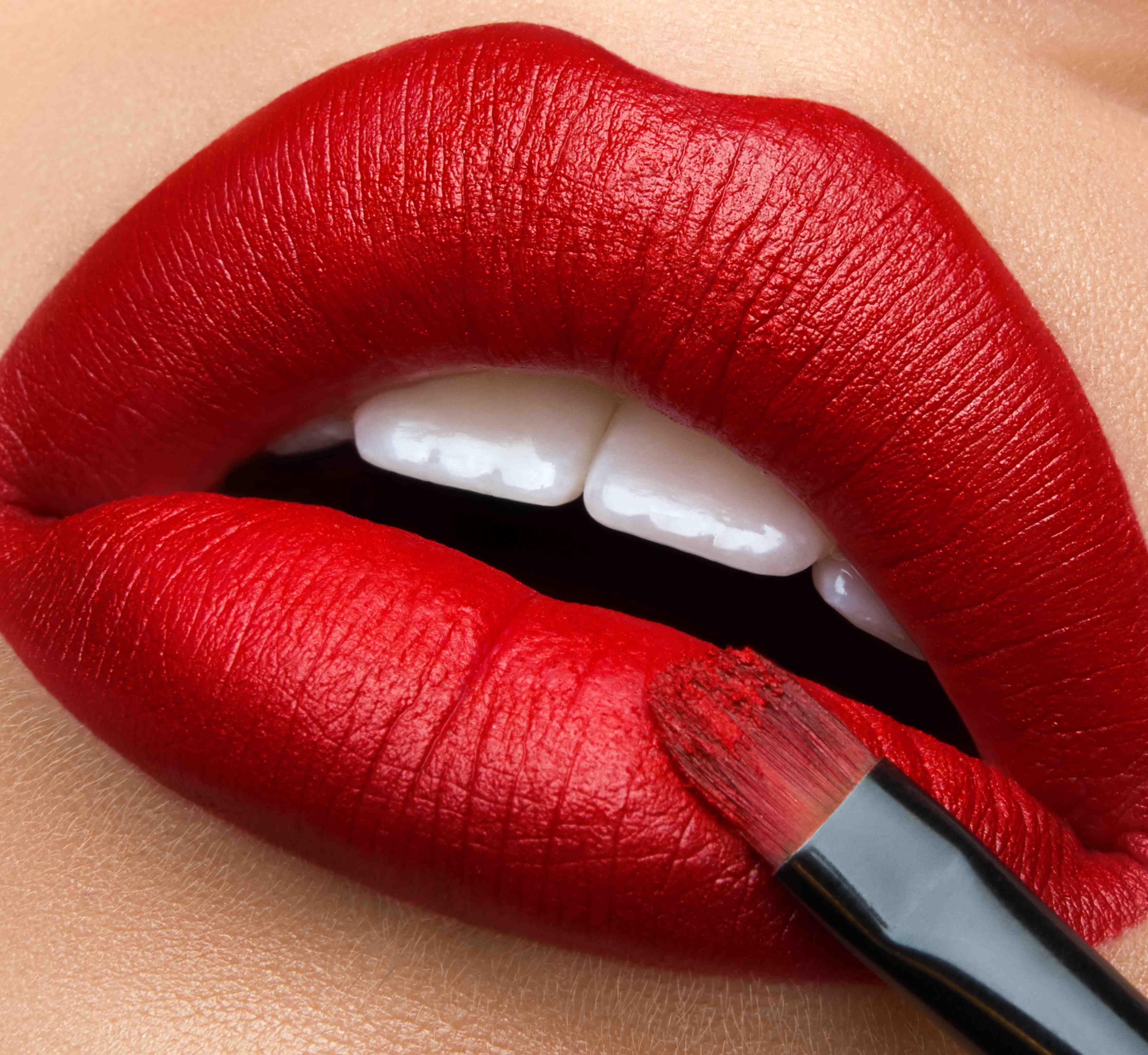Große Wandbilder-Verführerischer Kuss mit rotem Lippenstift