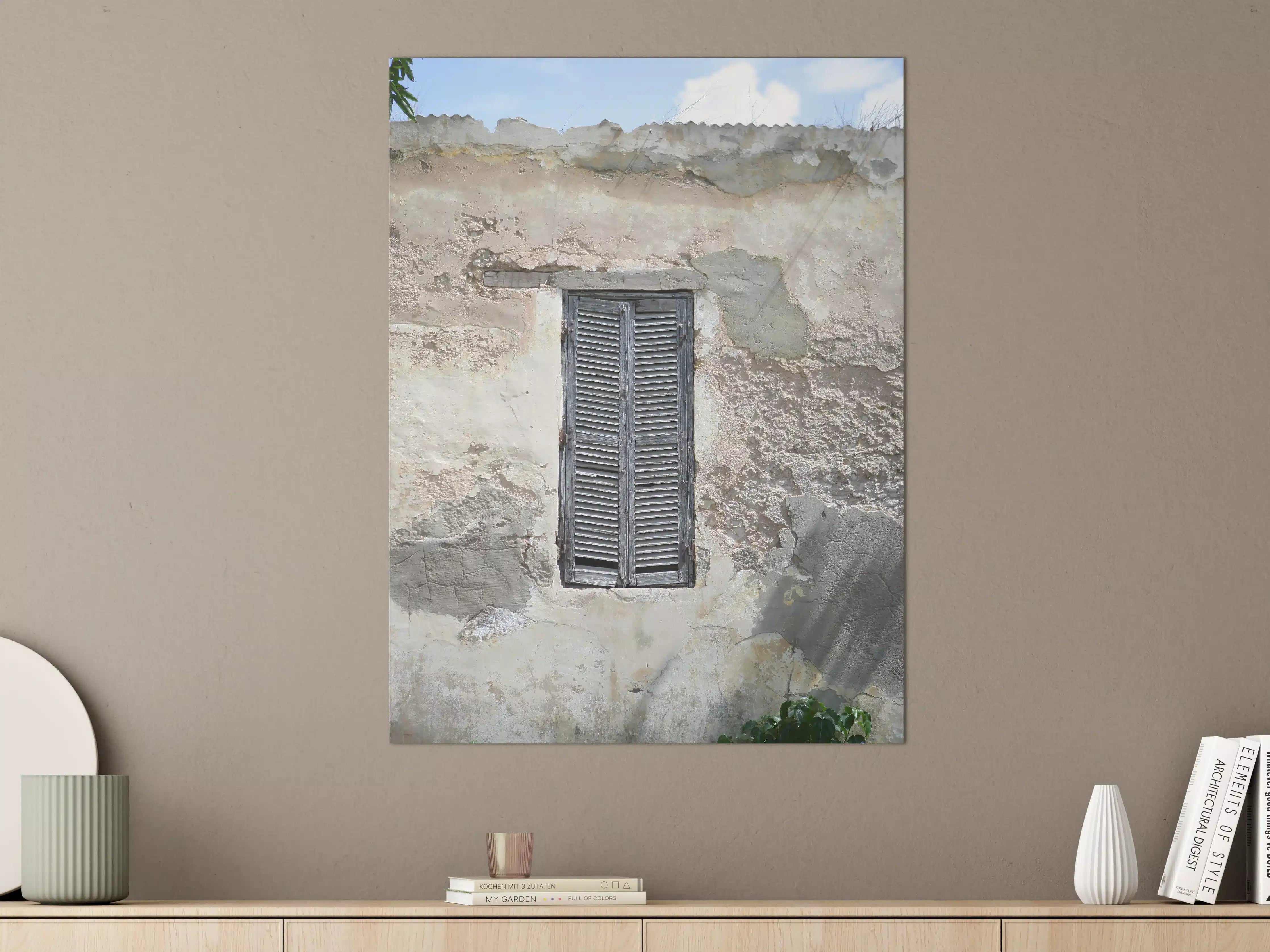 Große Wandbilder - Verwitterte Fassadentreppe mit alten Fensterläden