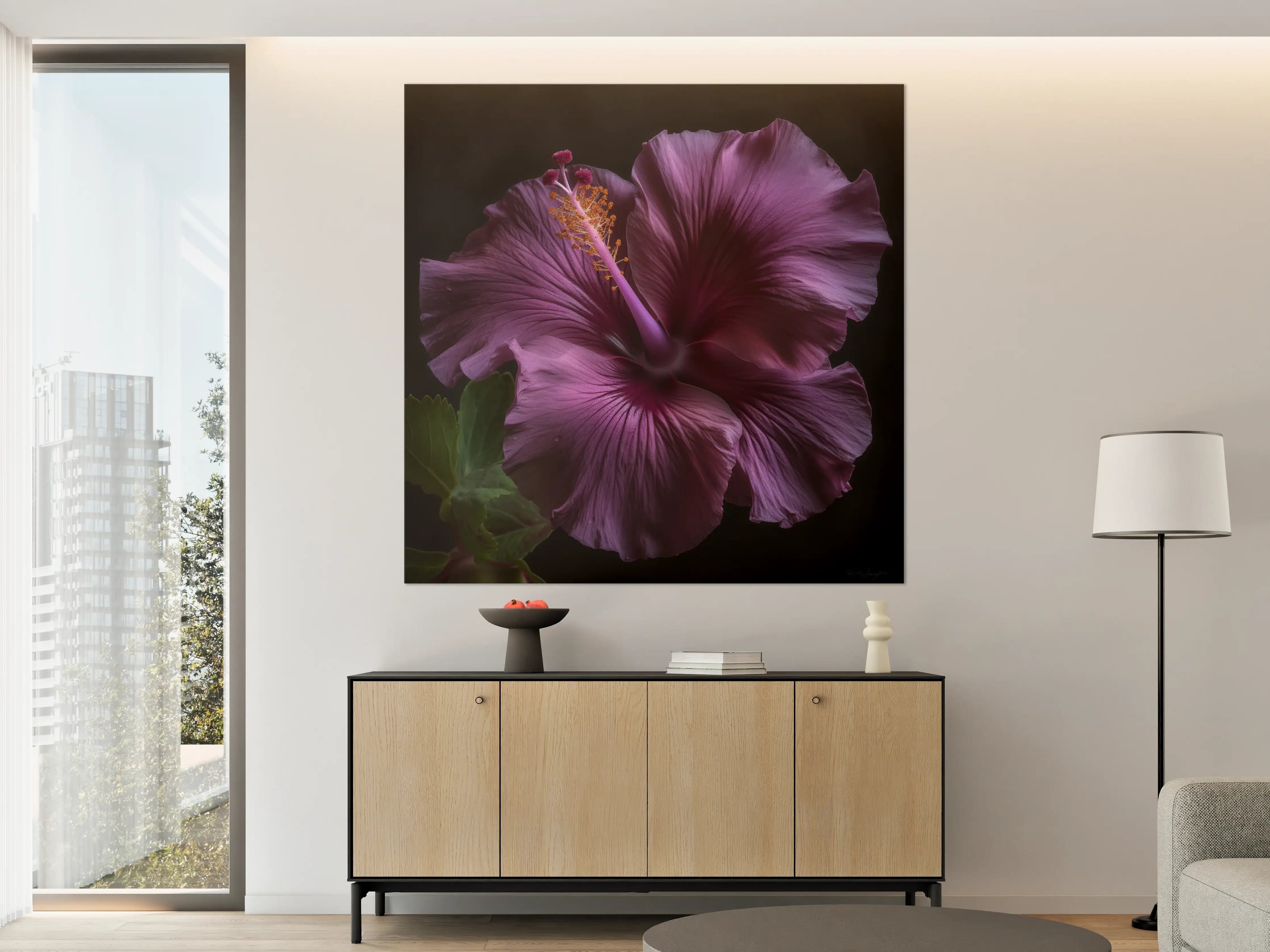 Große Wandbilder - Violette Hibiskusblüte vor dunklem Hintergrund