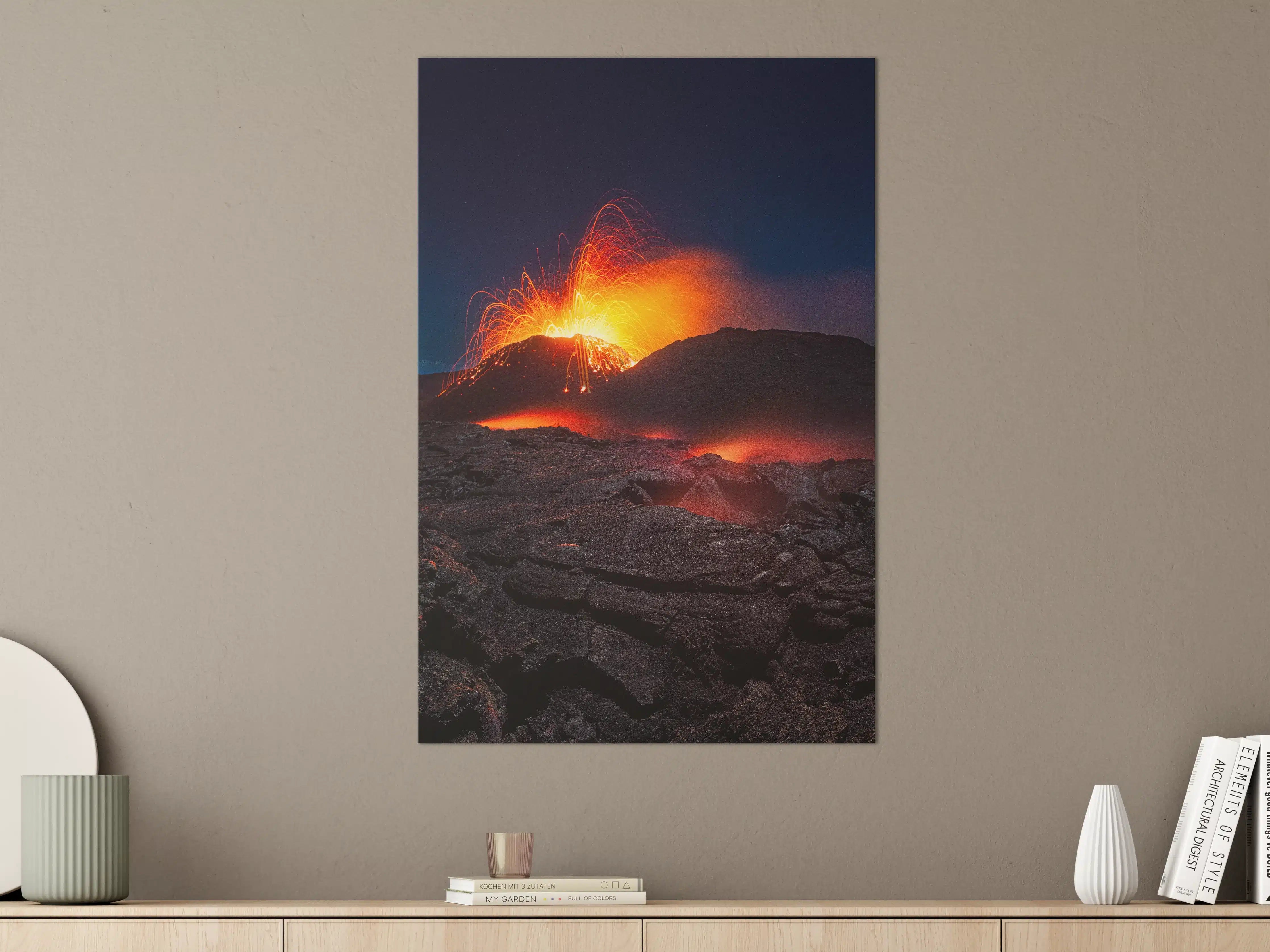 Große Wandbilder - Vulkan eruption bei Nacht mit Lava und Funken
