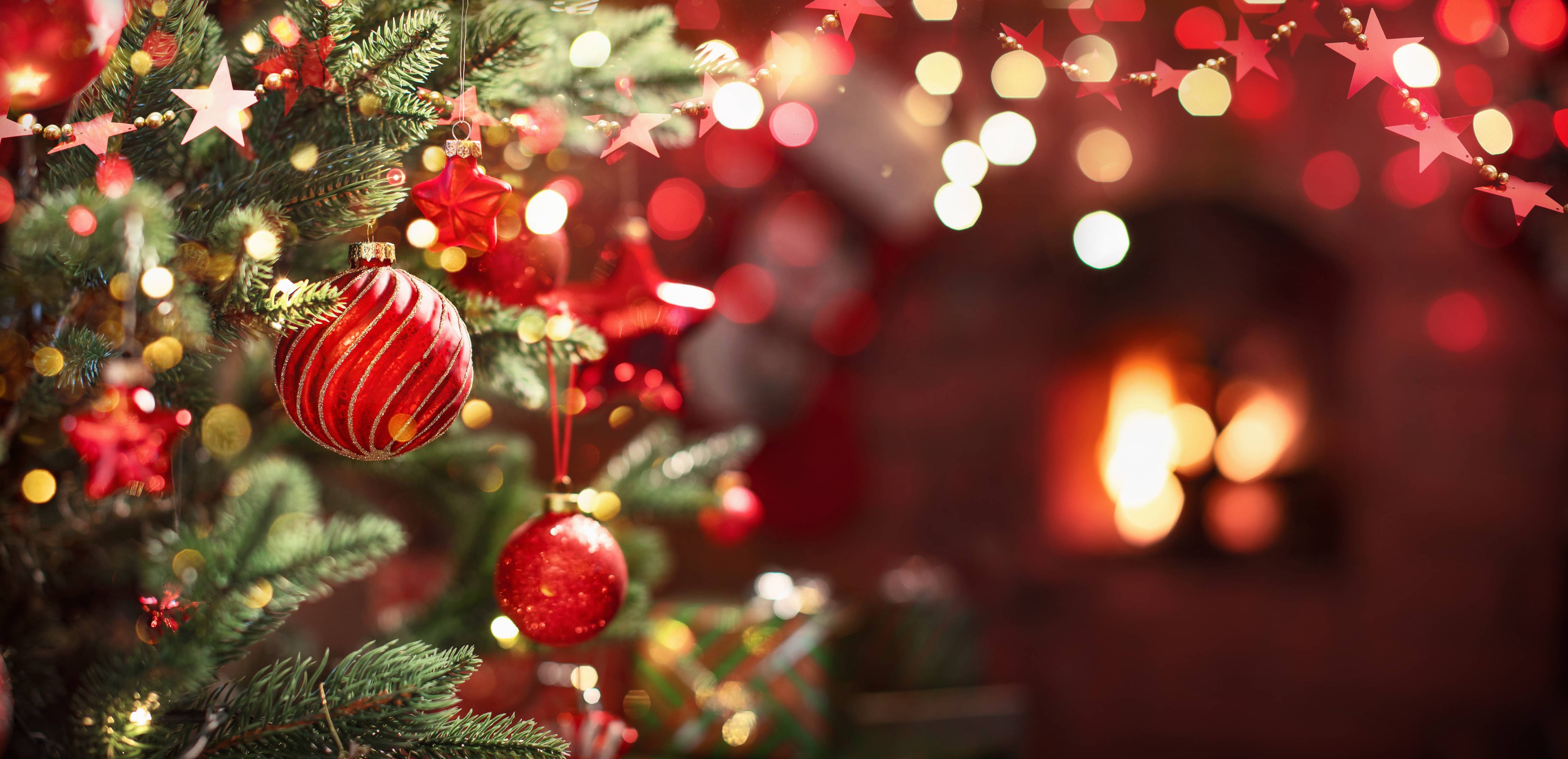 Große Wandbilder-Weihnachtsbaum mit roten Kugeln und Sternen