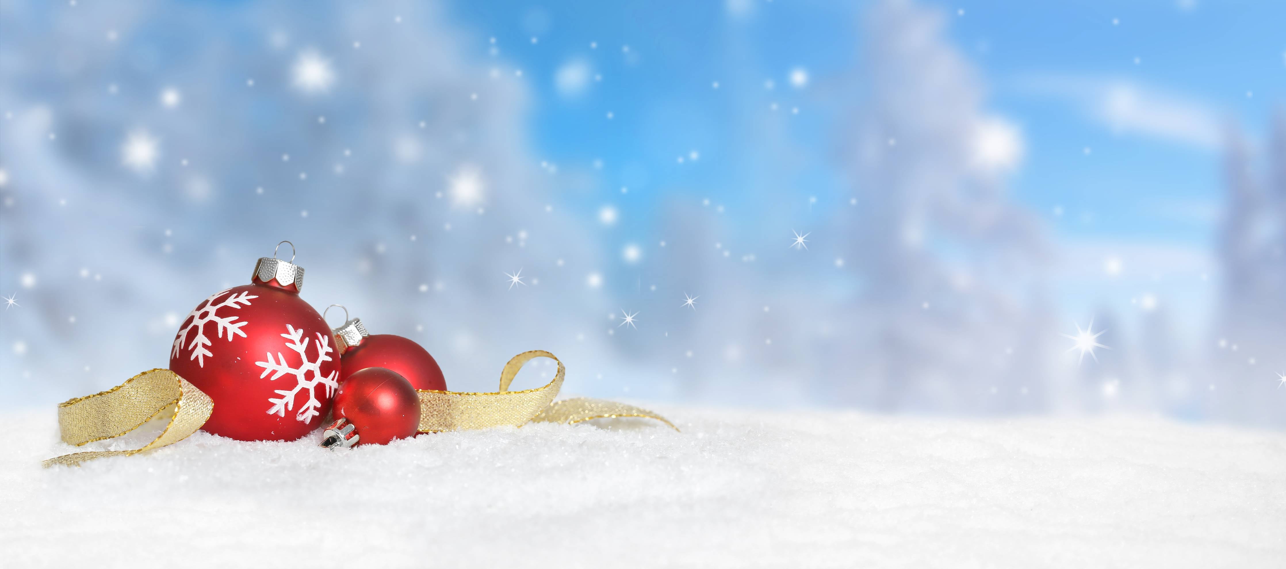Große Wandbilder-Weihnachtskugeln im Schnee