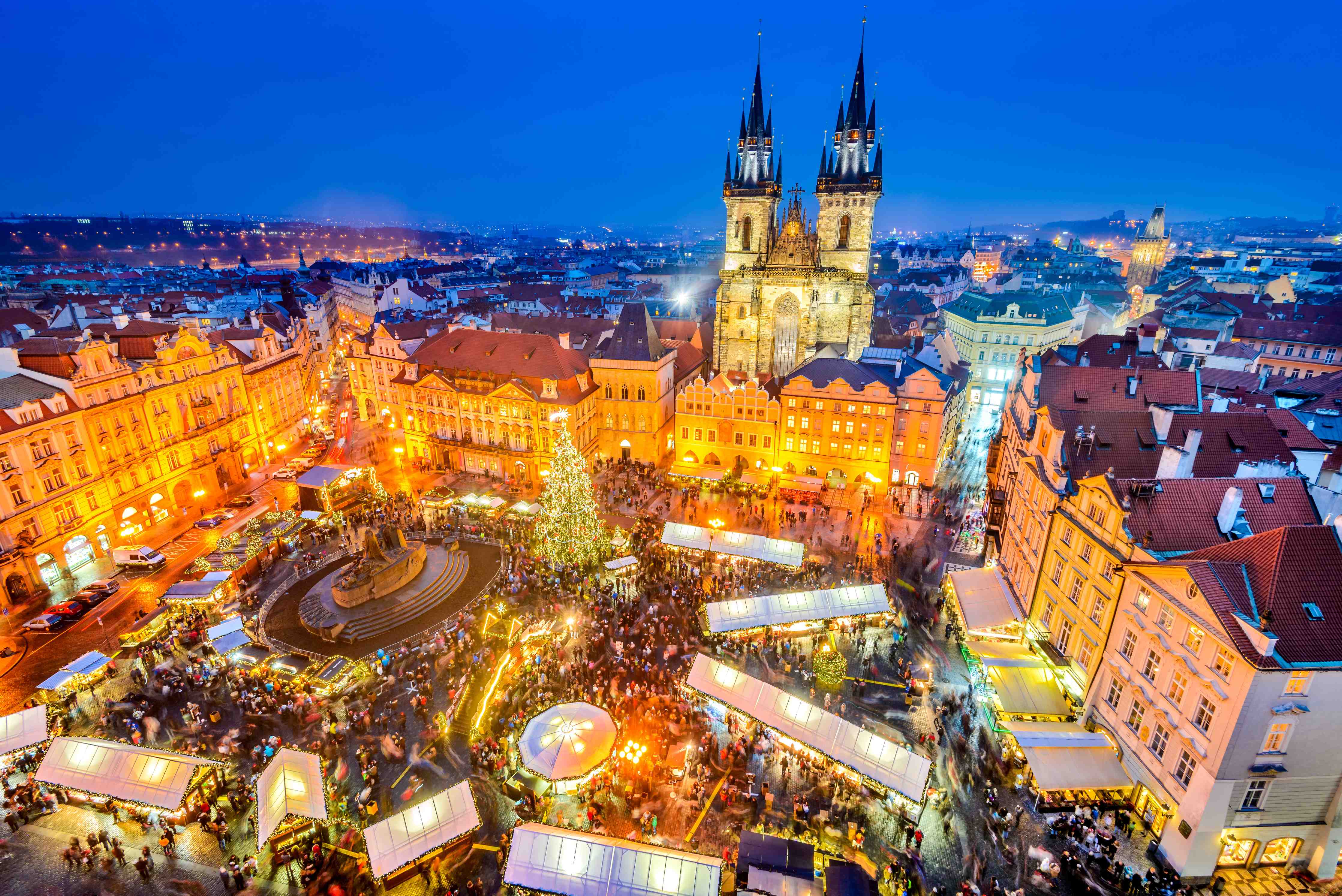 Große Wandbilder-Weihnachtsmarkt in Prager Innenstadt