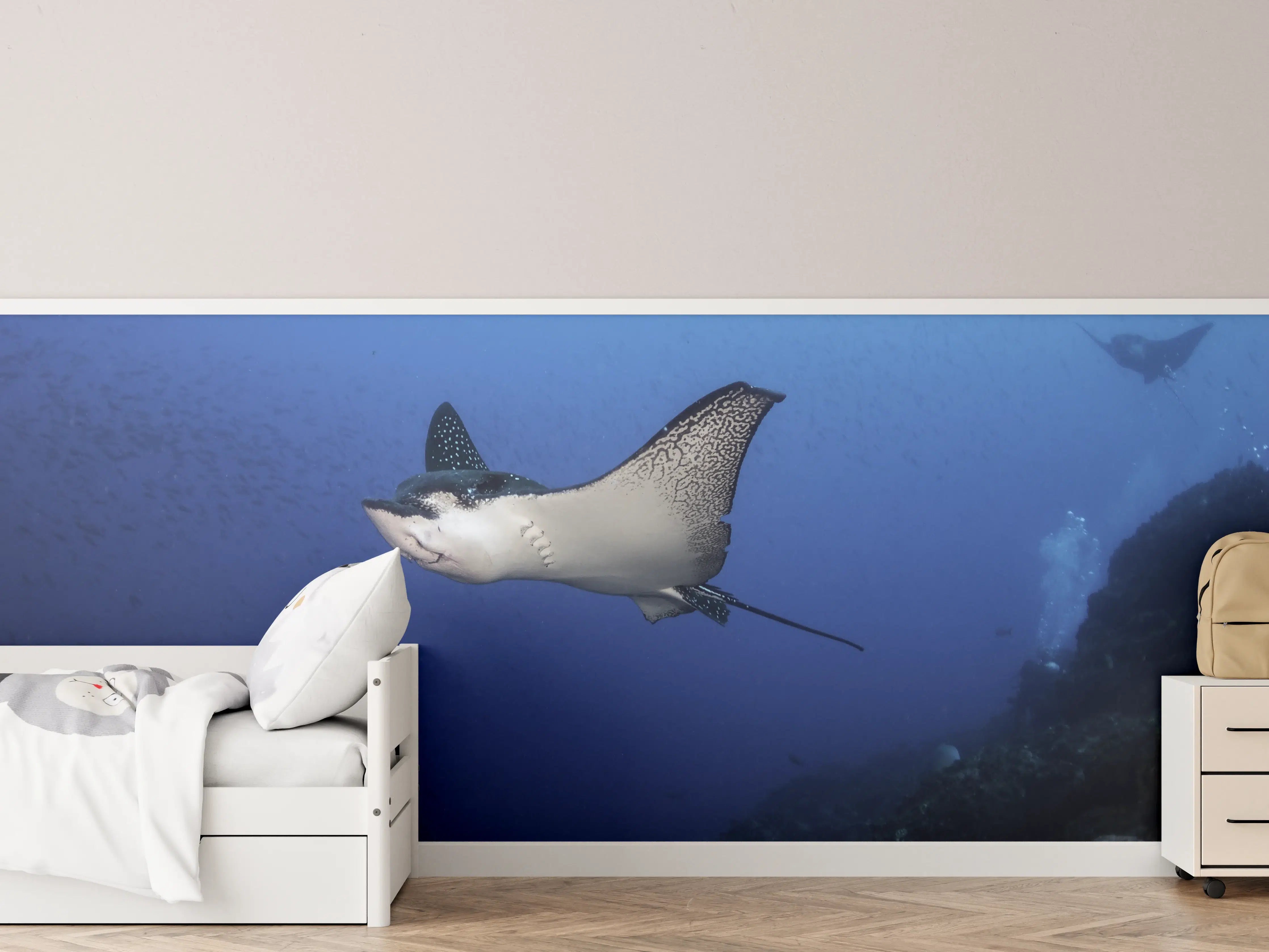 Kinderzimmer Wandgestaltung - Adlerrochen schwimmt über dem Korallenriff