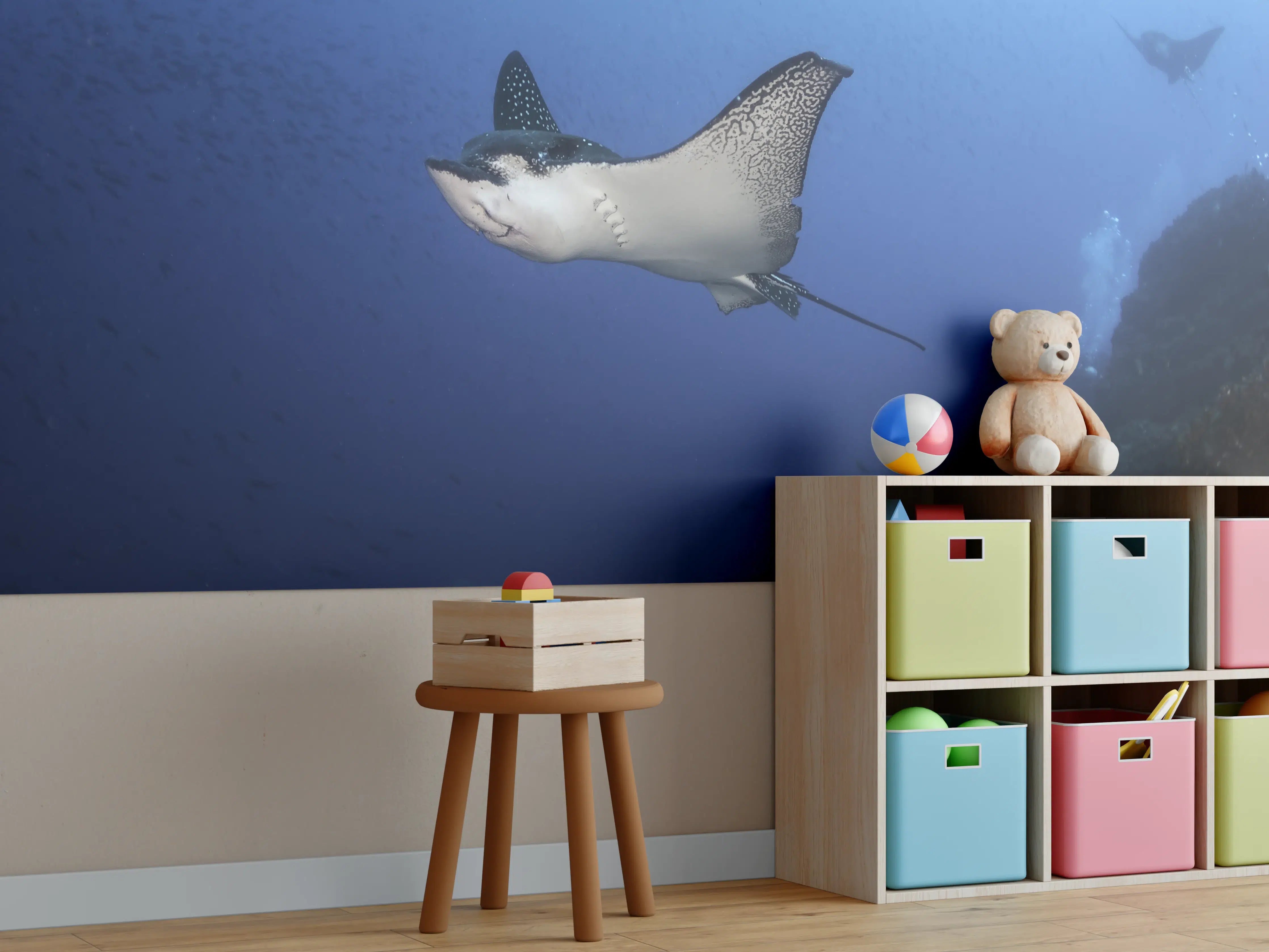 Kinderzimmer Wandgestaltung - Adlerrochen schwimmt über dem Korallenriff