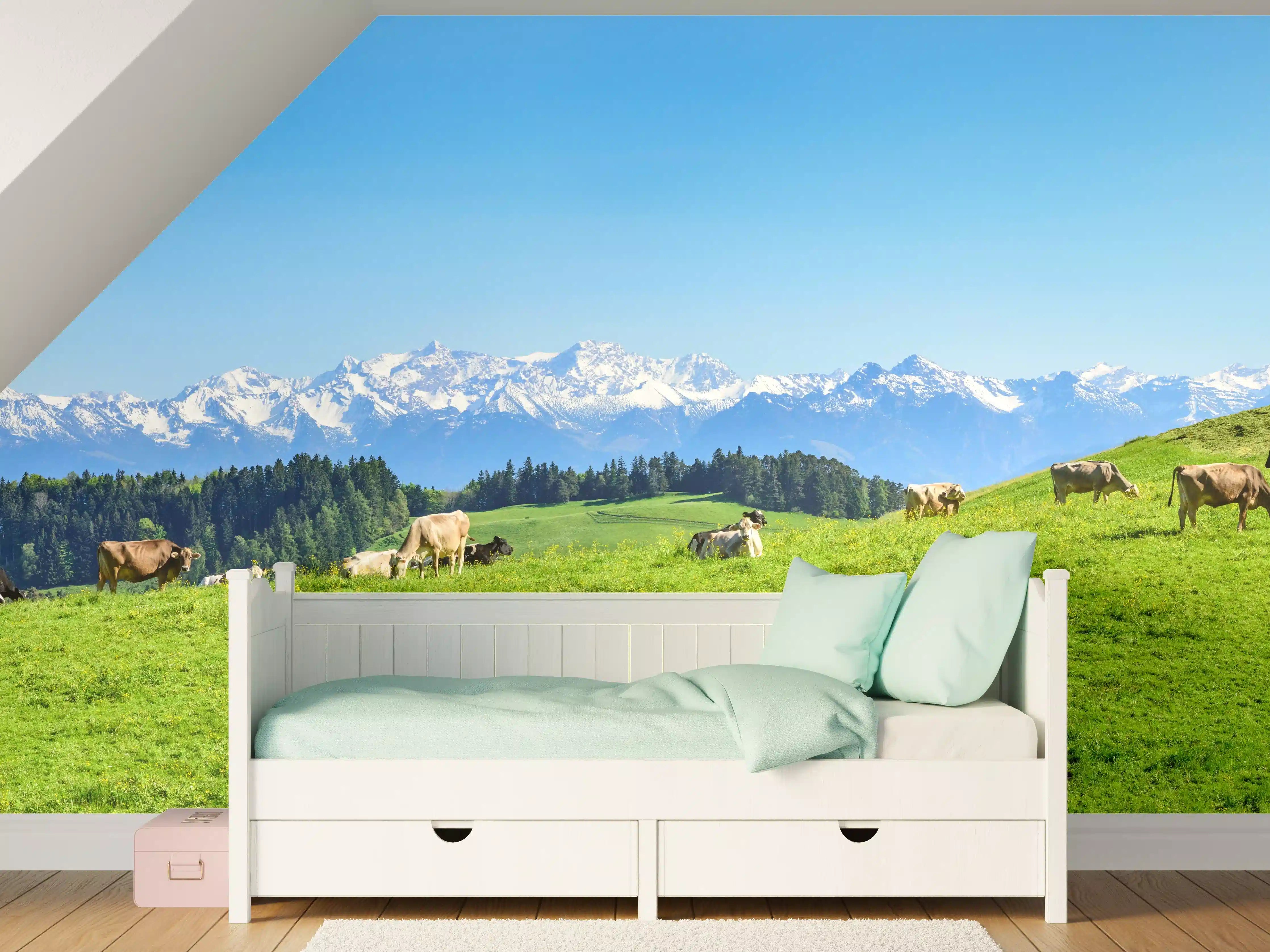 Kinderzimmer Wandgestaltung - Almwiese mit Kühen und Alpenblick