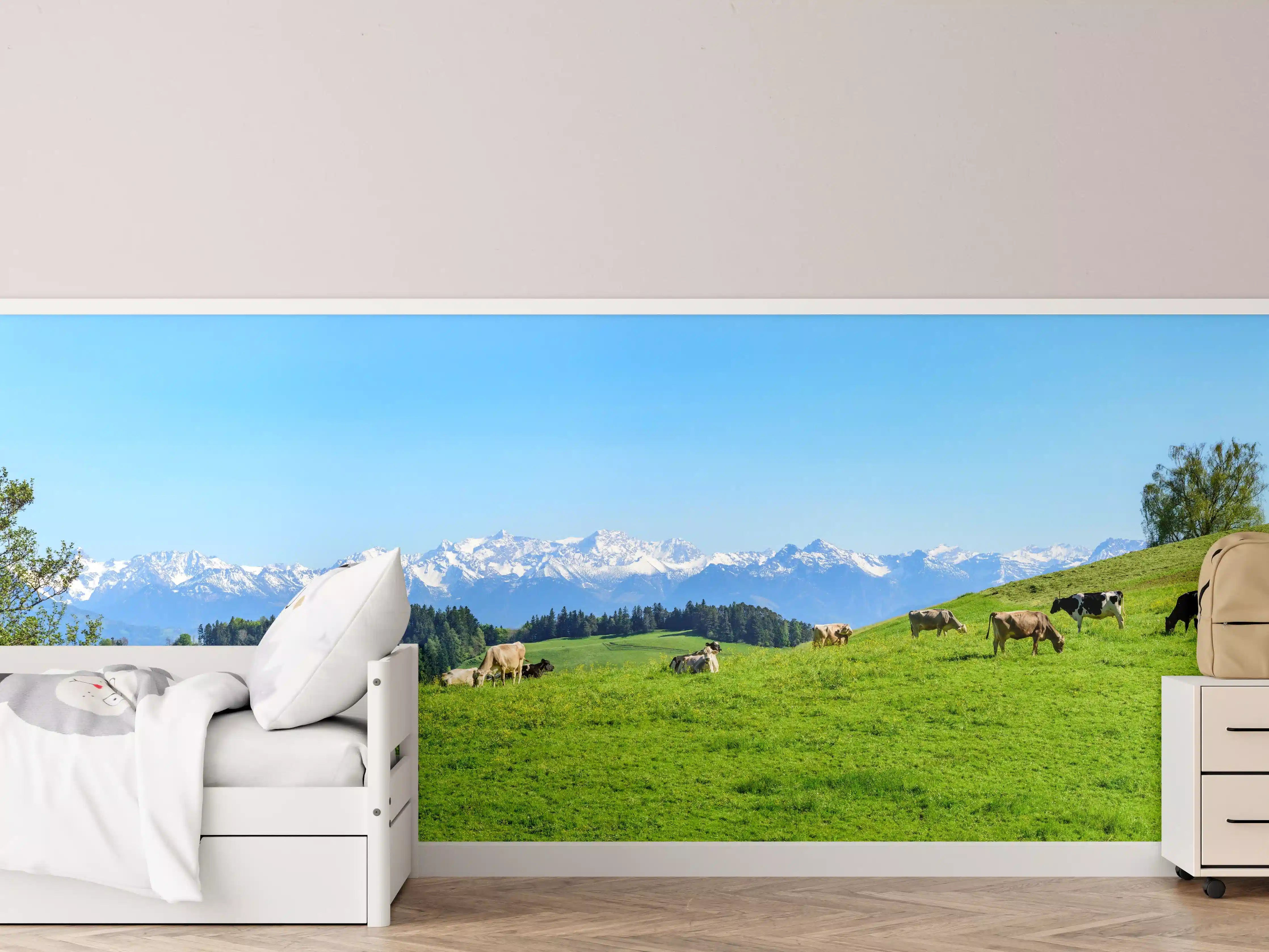 Kinderzimmer Wandgestaltung - Almwiese mit Kühen und Alpenblick