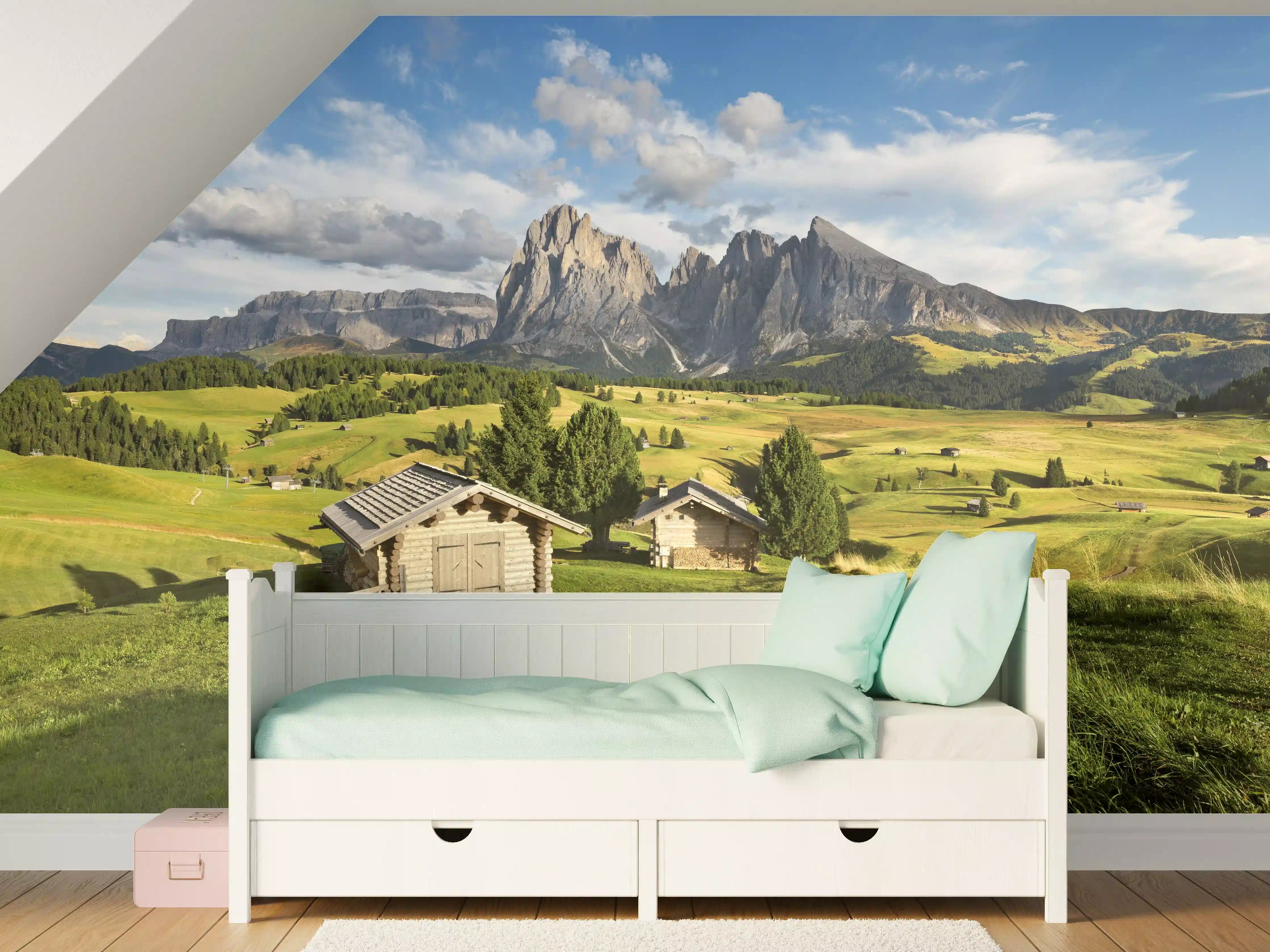Kinderzimmer Wandgestaltung - Alpenidylle mit grünen Wiesen