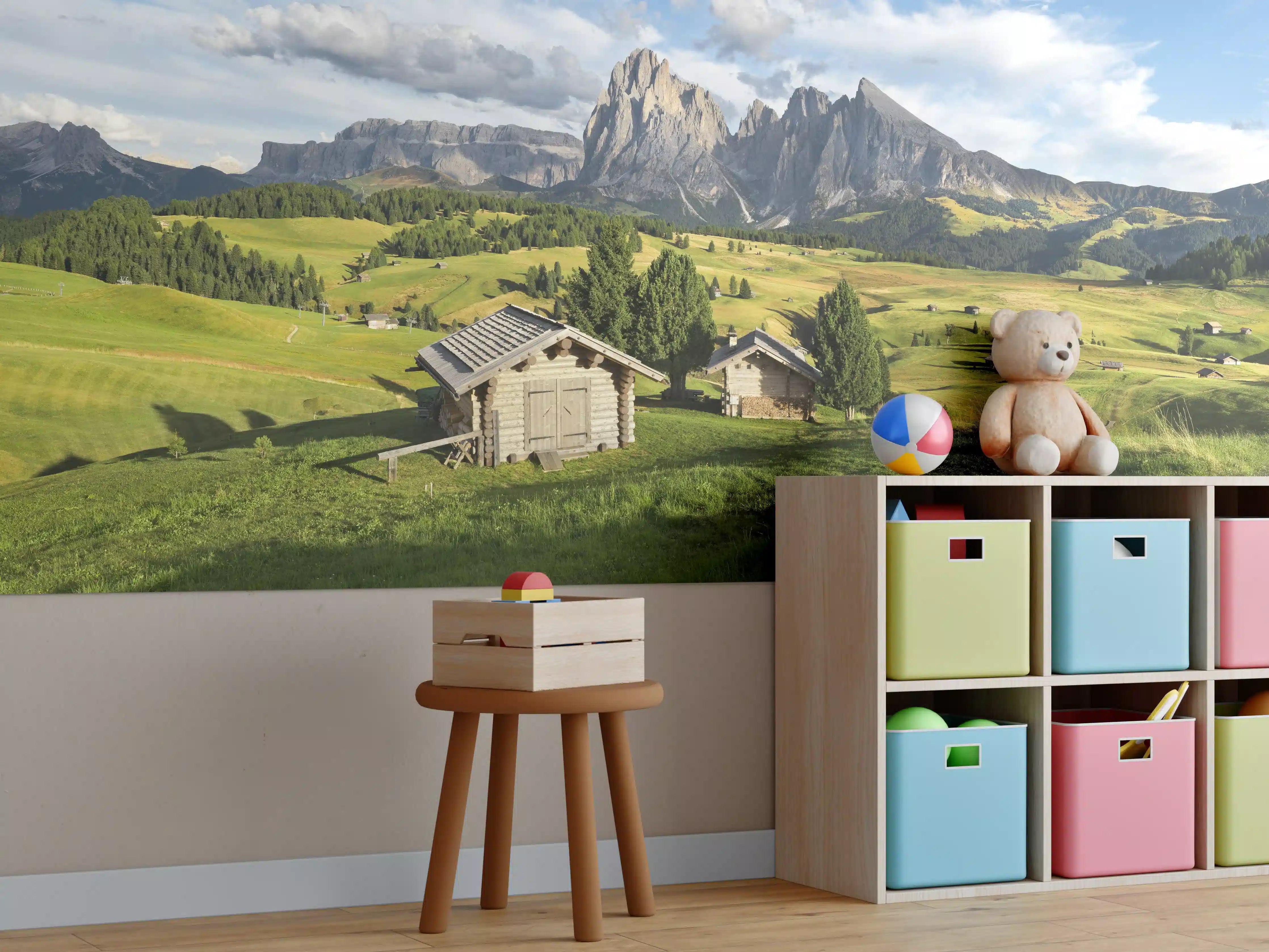 Kinderzimmer Wandgestaltung - Alpenidylle mit grünen Wiesen