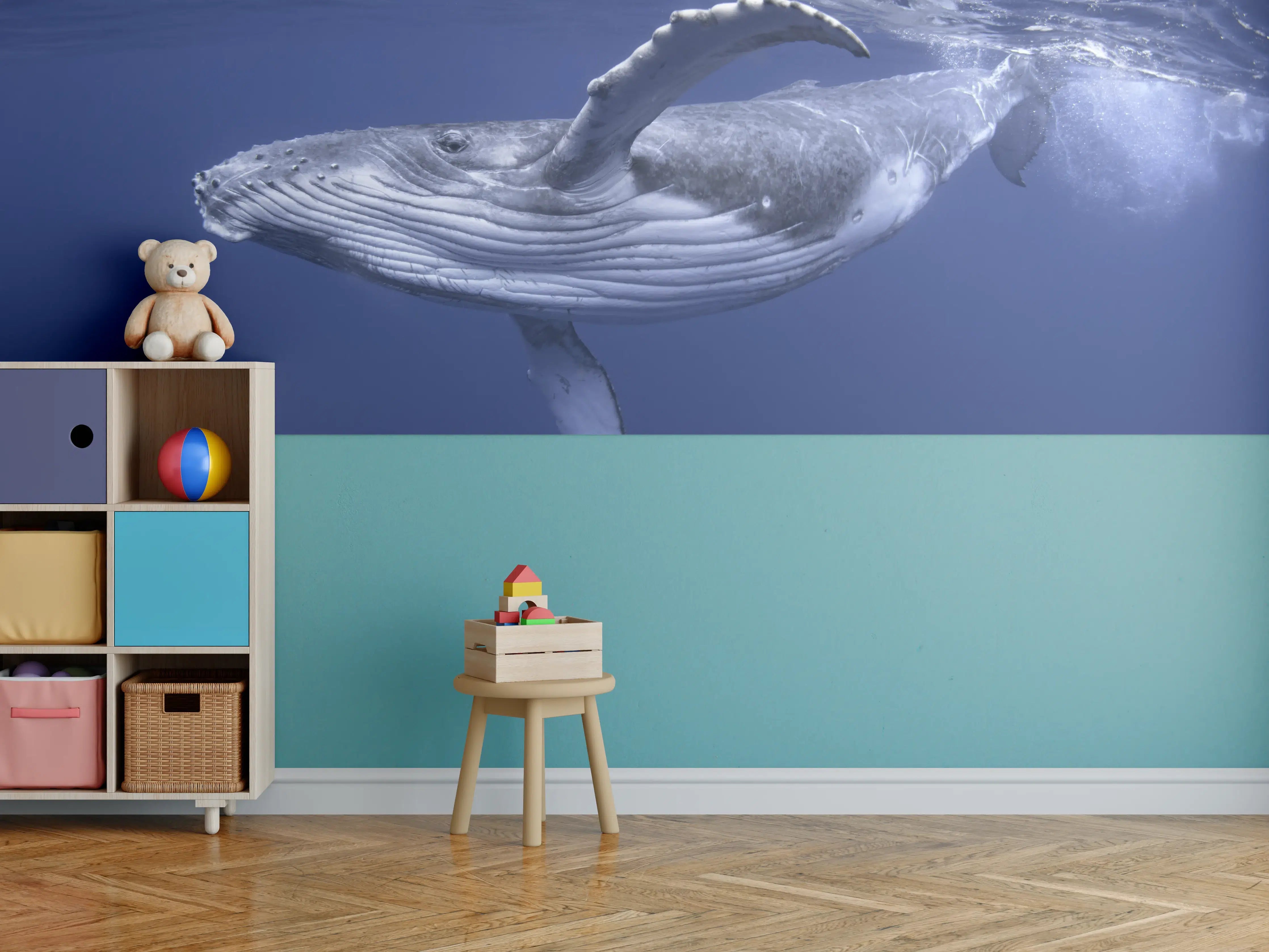Kinderzimmer Wandgestaltung - Baby-Buckelwal-Kalb im blauen Wasser