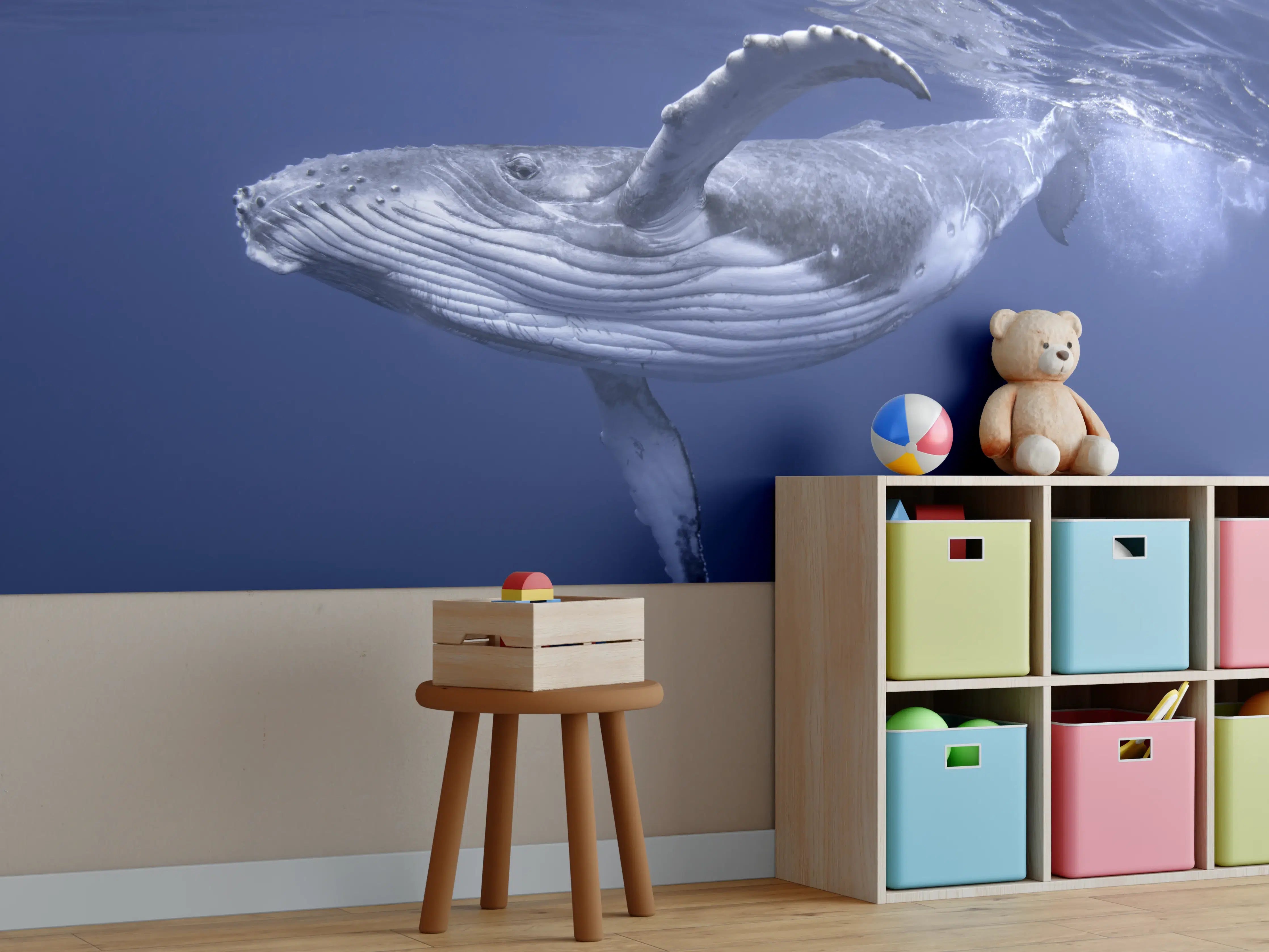 Kinderzimmer Wandgestaltung - Baby-Buckelwal-Kalb im blauen Wasser