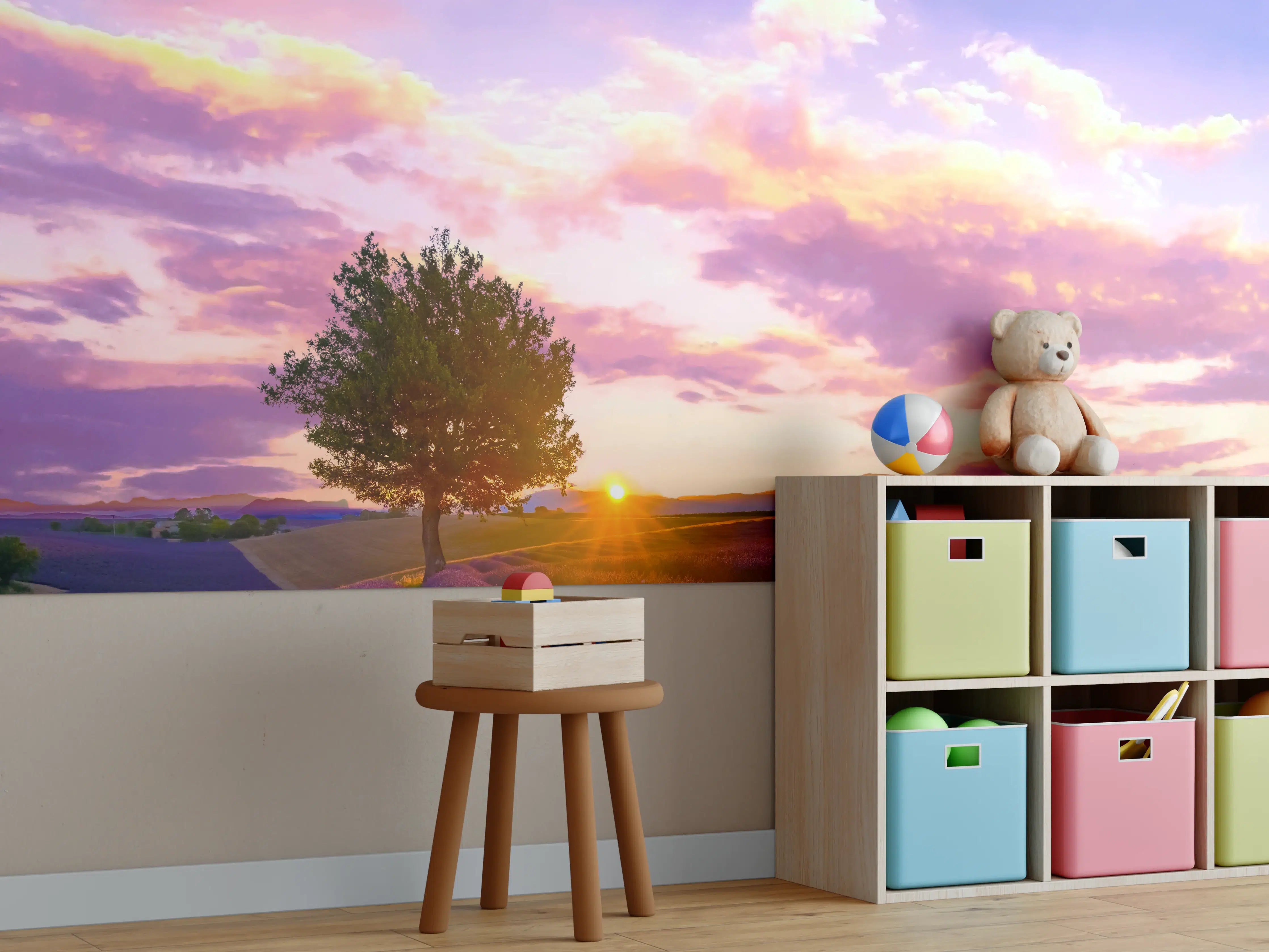 Kinderzimmer Wandgestaltung - Baum im Lavendelfeld bei Sonnenuntergang in der Provence