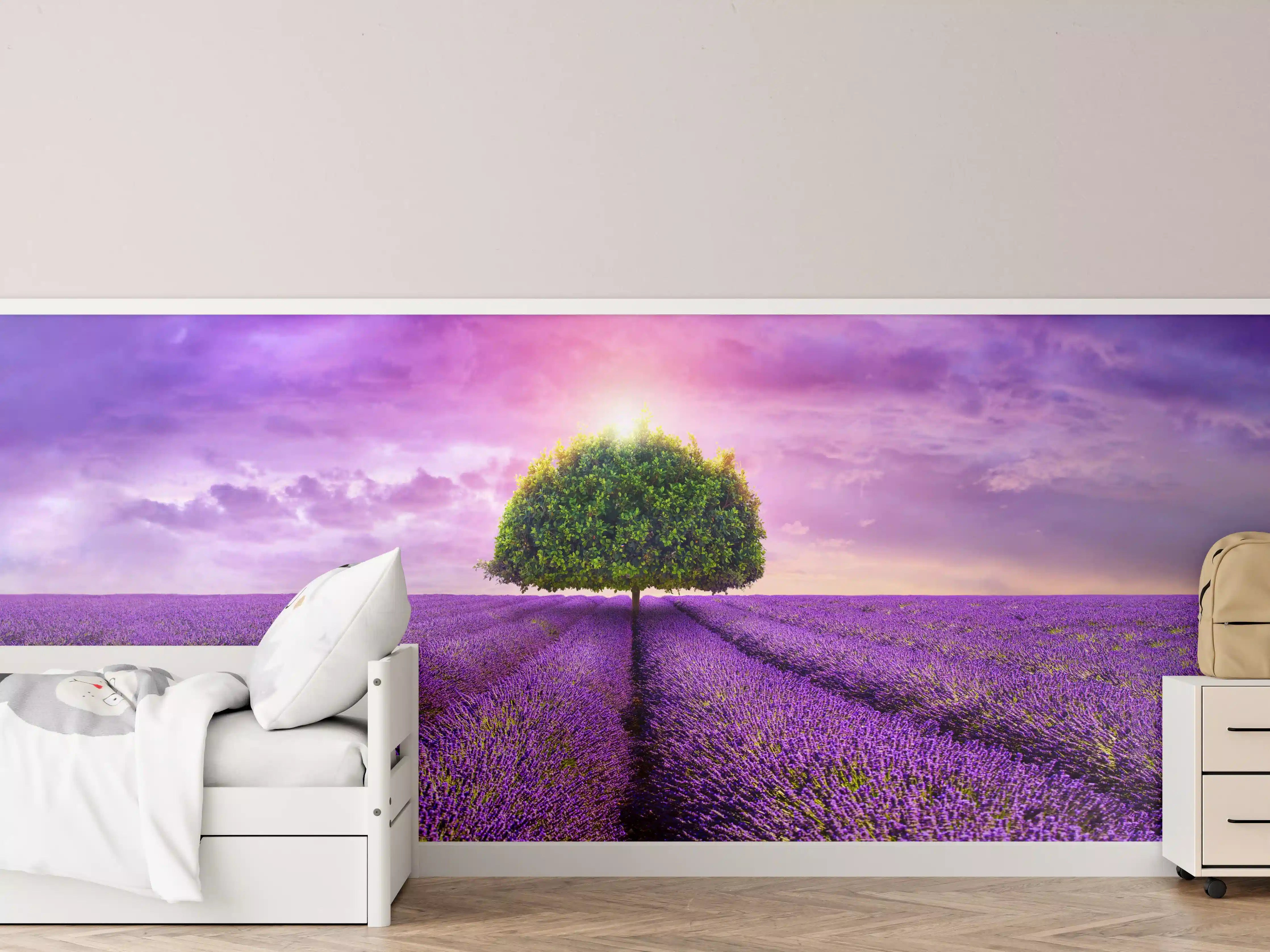 Kinderzimmer Wandgestaltung - Baum im schönen lavendel Feld
