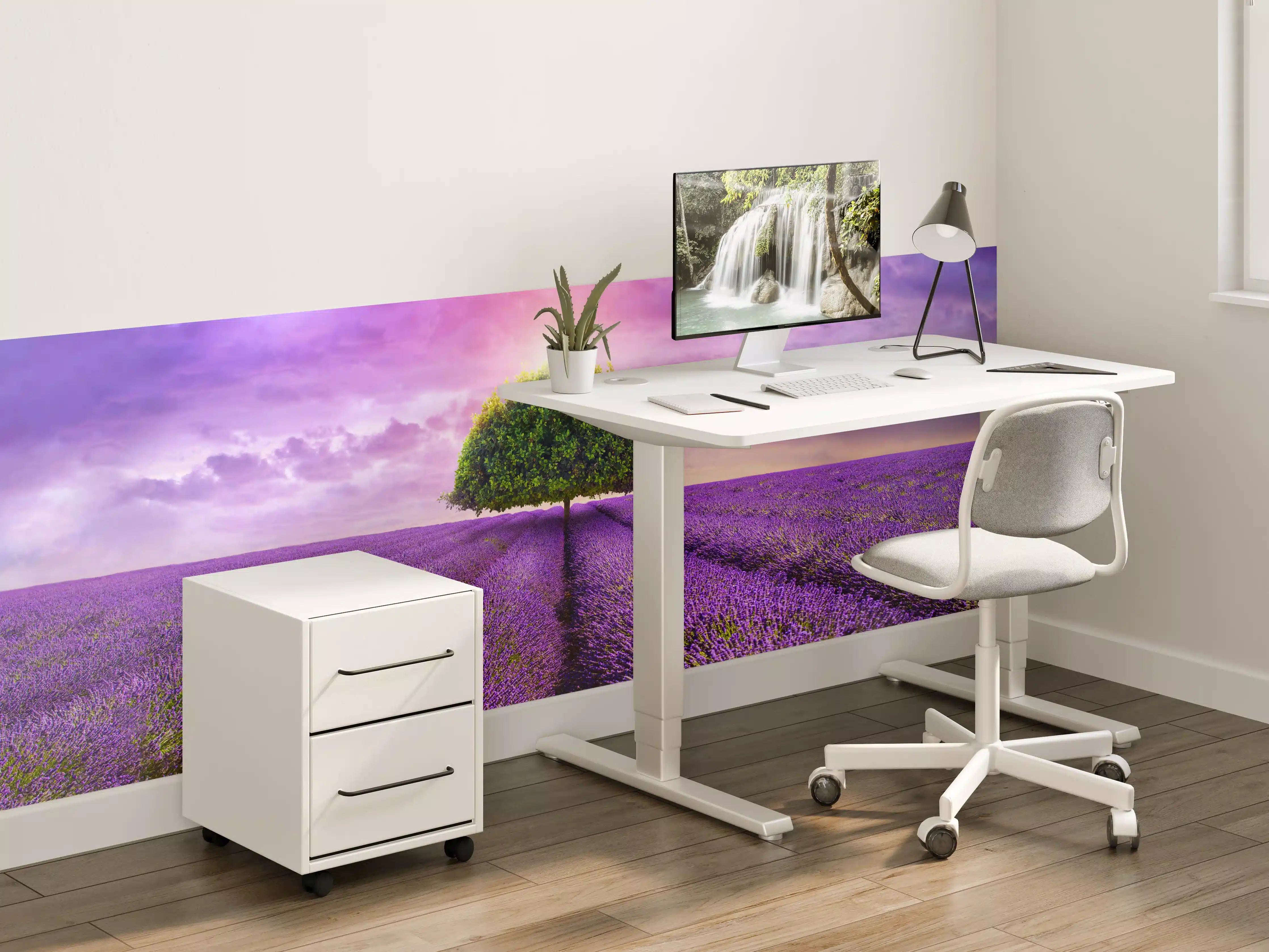 Kinderzimmer Wandgestaltung - Baum im schönen lavendel Feld