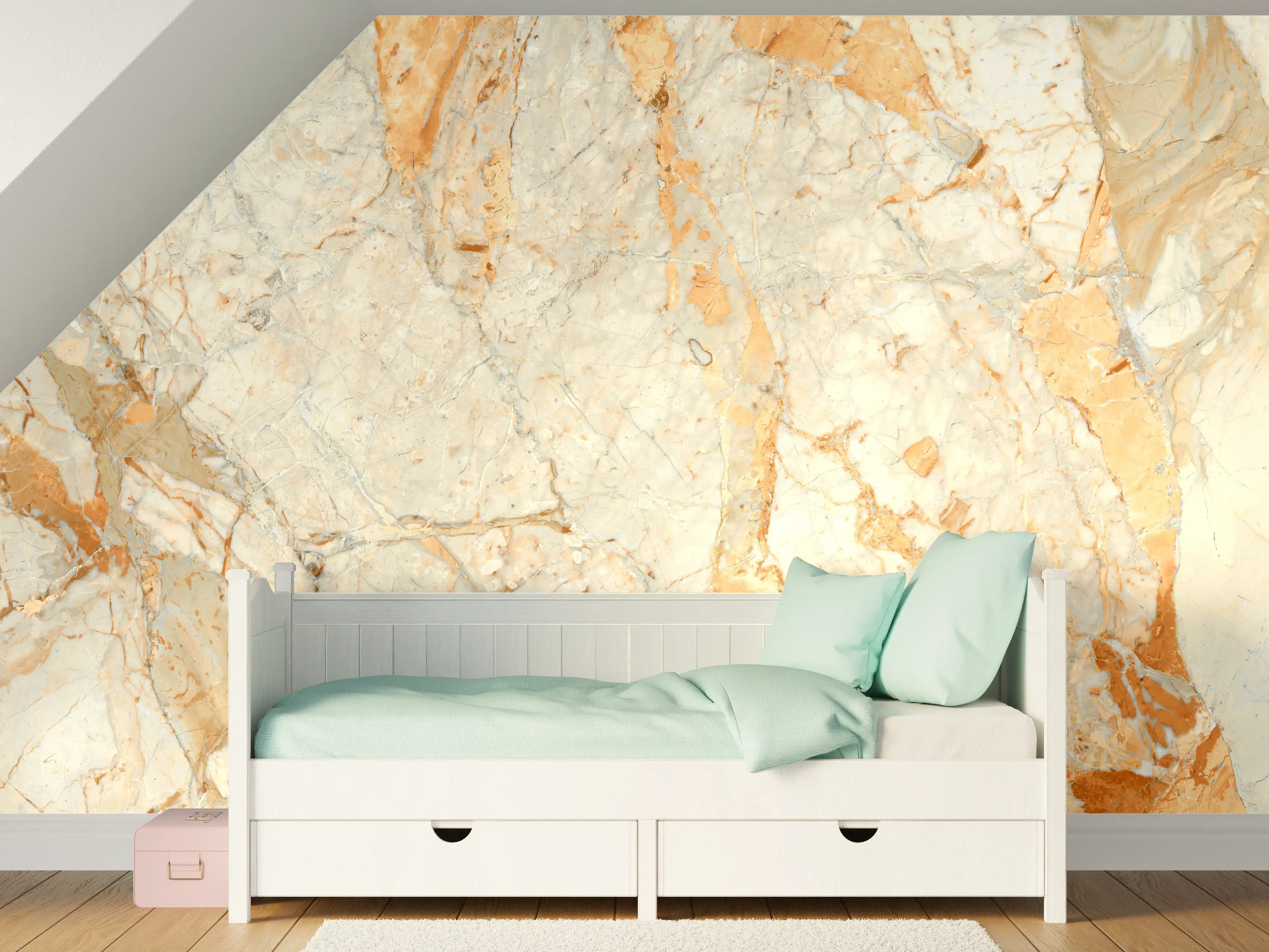 Kinderzimmer Wandgestaltung - Beiger Marmor mit goldenen Akzenten