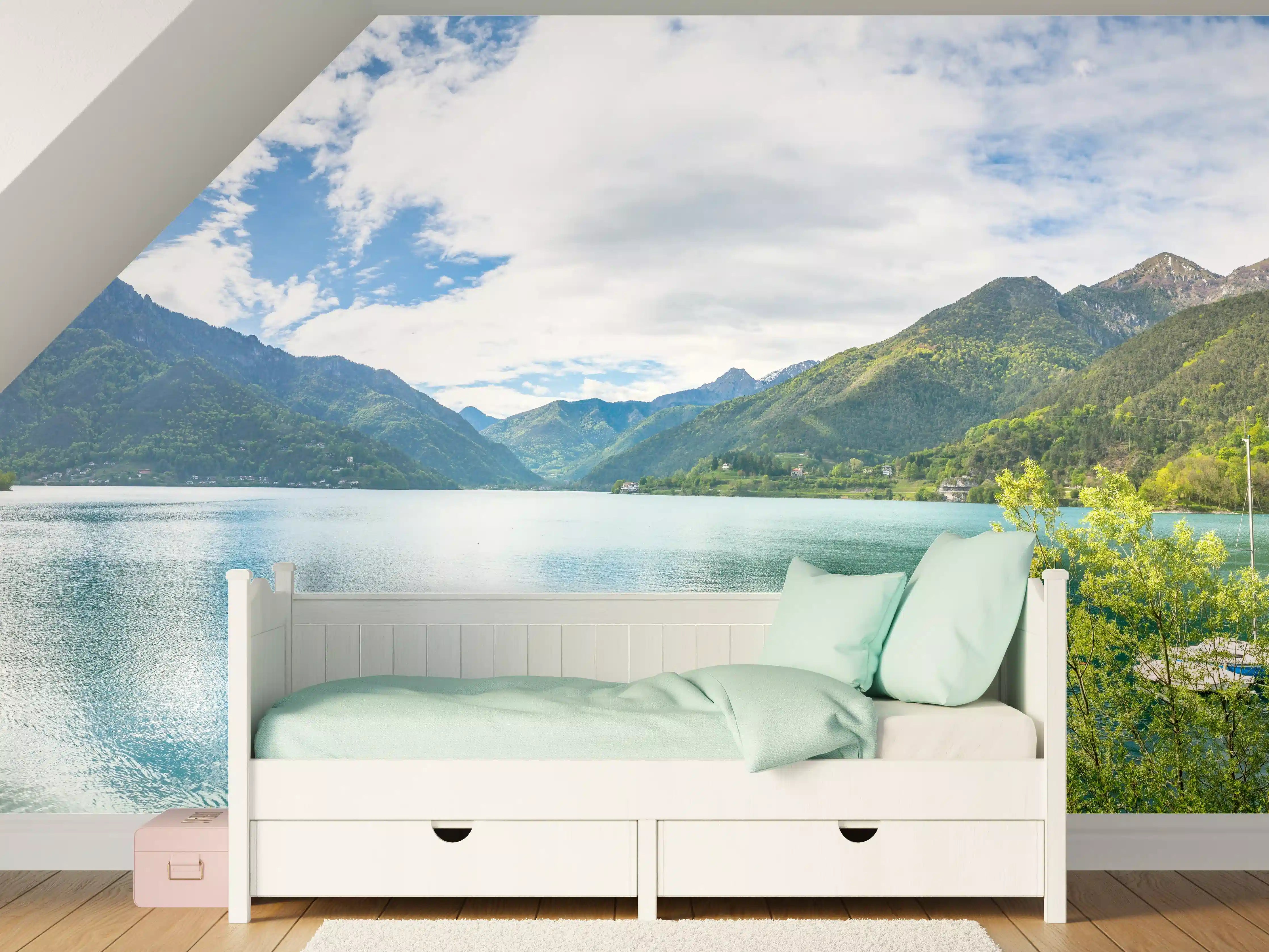 Kinderzimmer Wandgestaltung - Bergsee mit umliegenden Gipfeln und Himmel