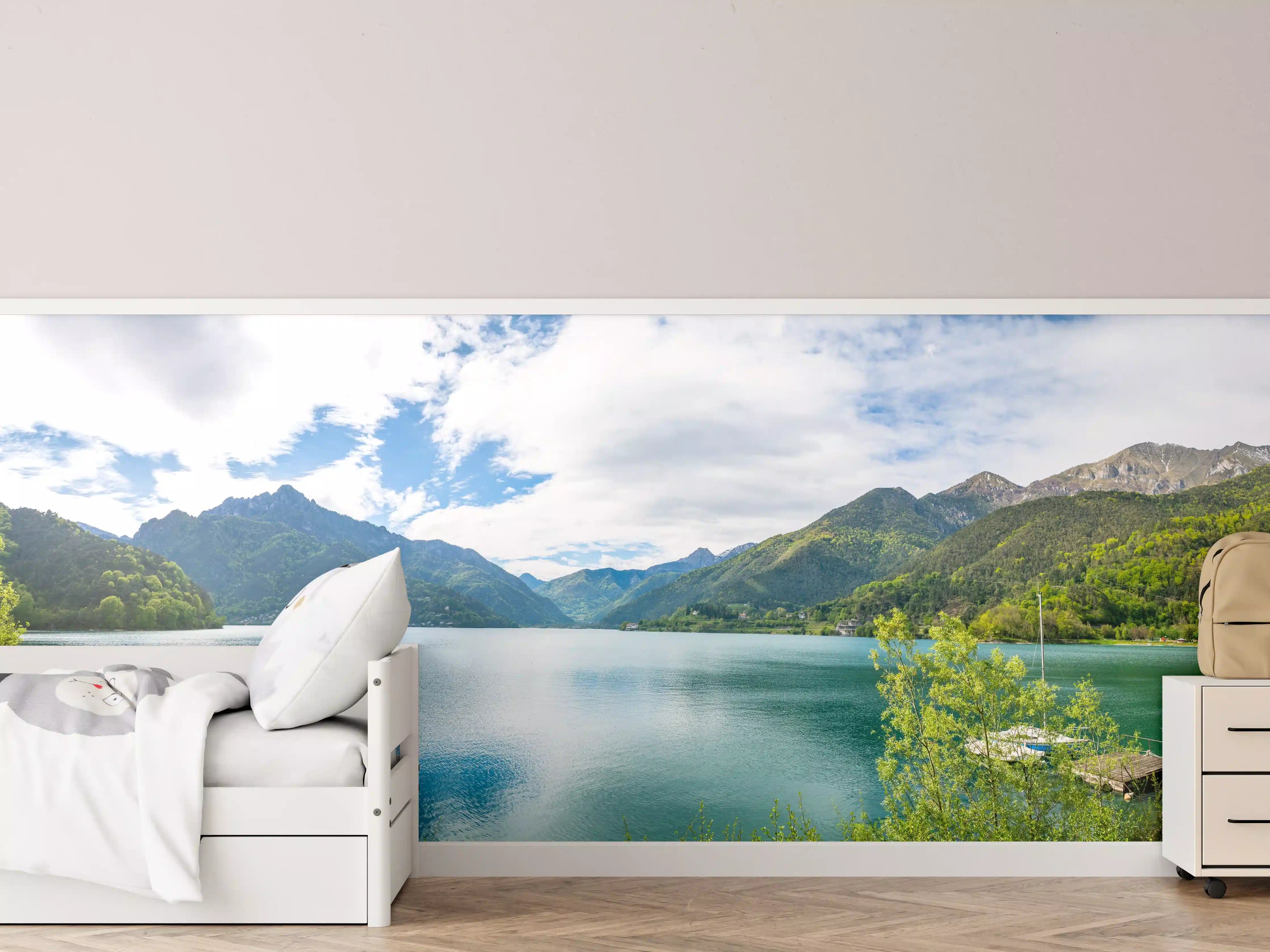 Kinderzimmer Wandgestaltung - Bergsee mit umliegenden Gipfeln und Himmel