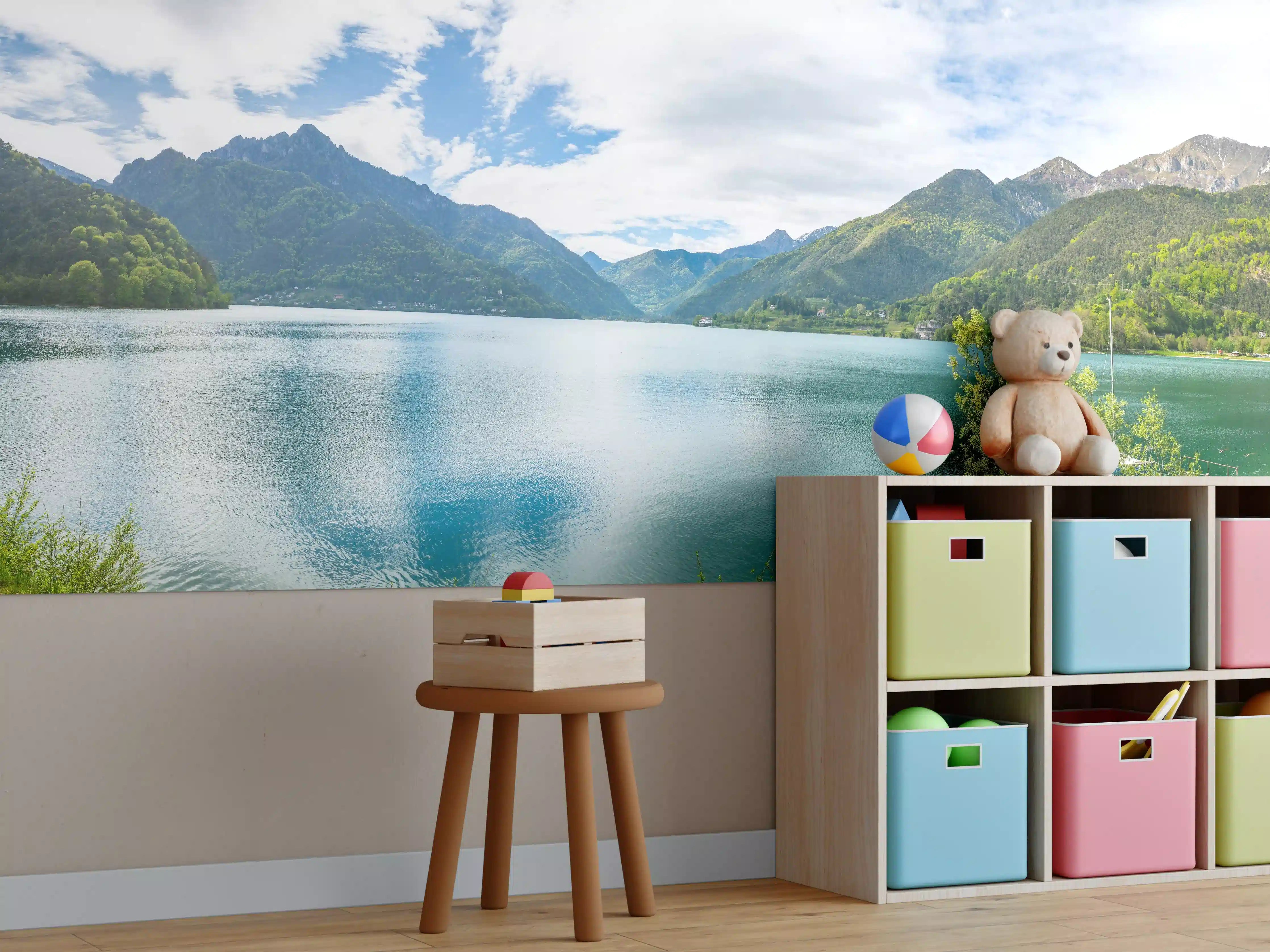 Kinderzimmer Wandgestaltung - Bergsee mit umliegenden Gipfeln und Himmel