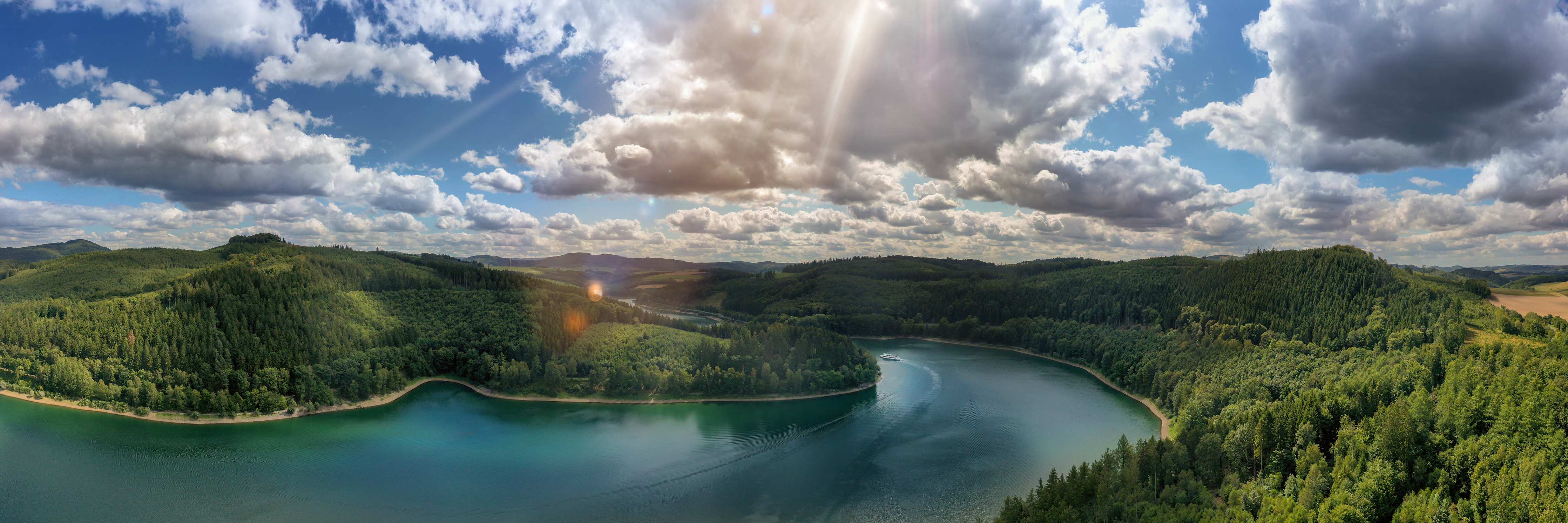 Kinderzimmer Wandgestaltung-Bergsee unter Wolken mit Sonnenstrahlen